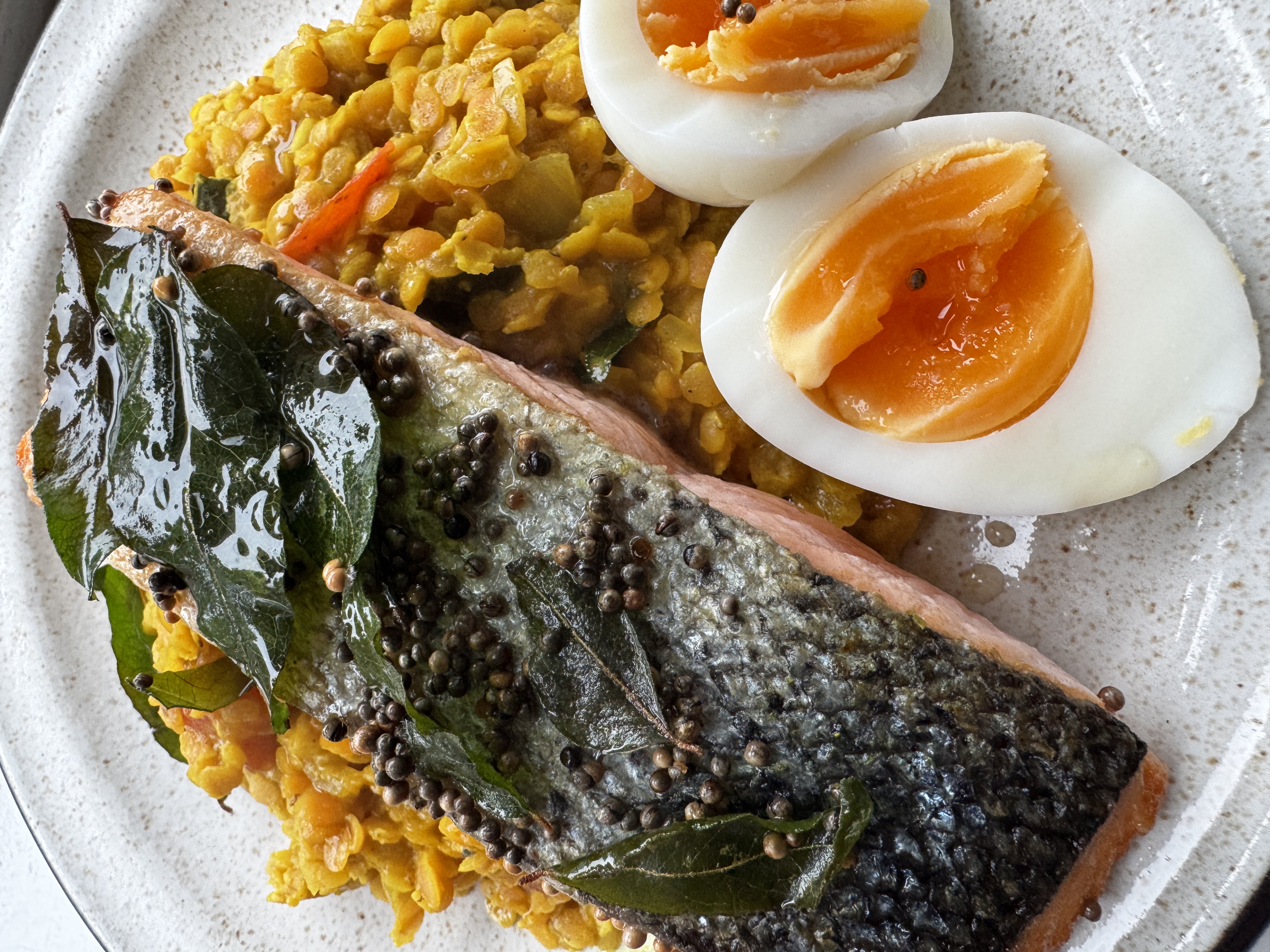 Snelle Sri Lankese dal met crispy zalm