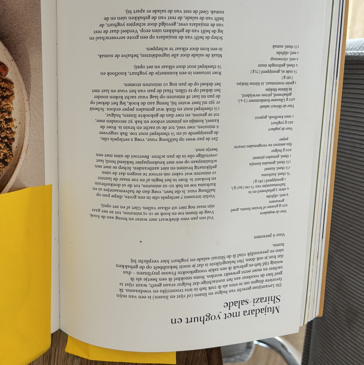 Mujadara met yoghurt en Shirazi-salade