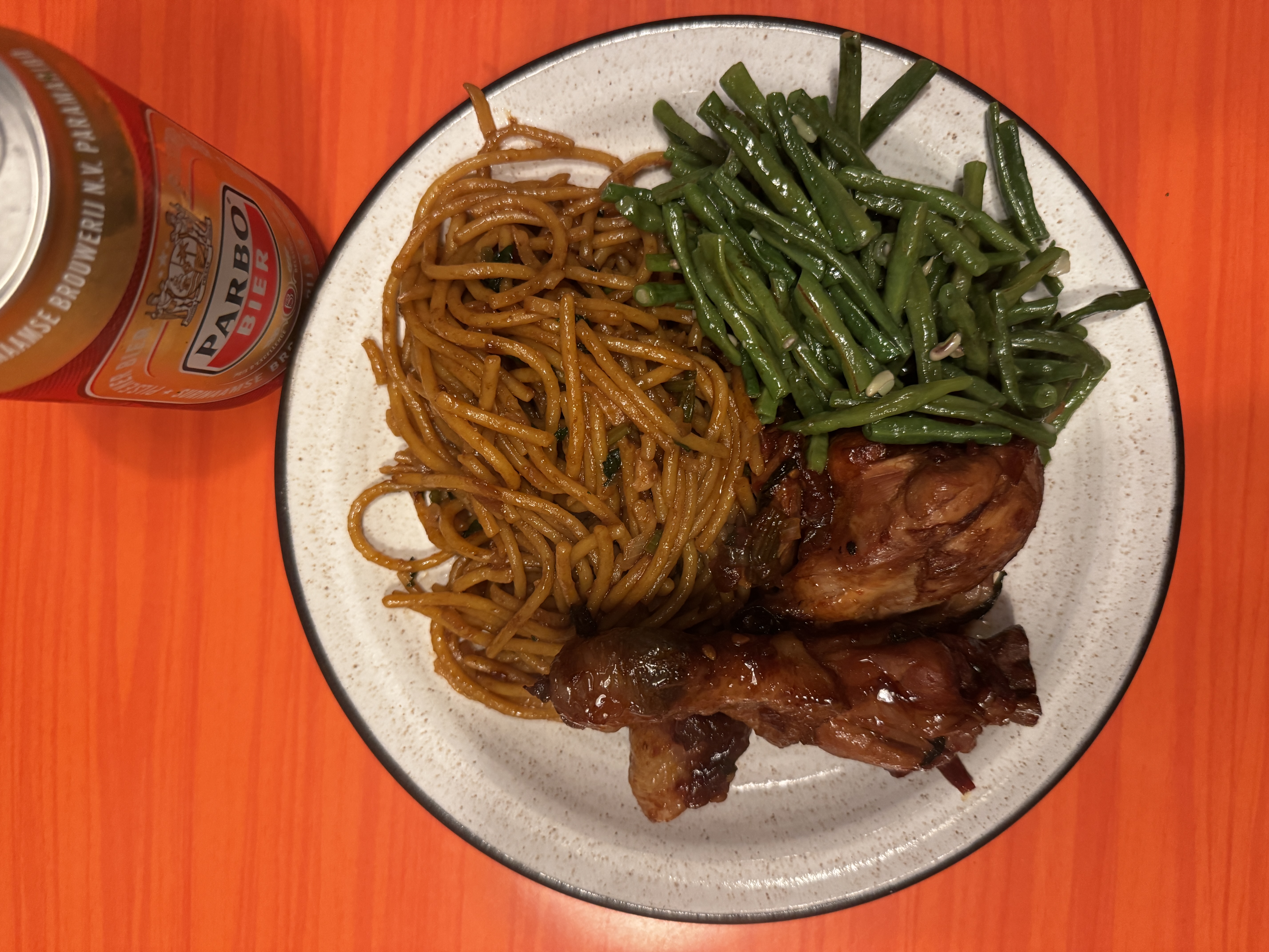 Surinaamse kip met bami en kousenband