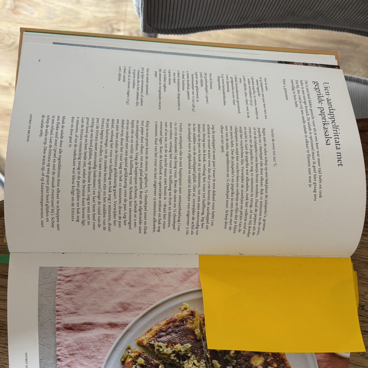 Uien aardappelfrittata met gegrilde paprikasalsa