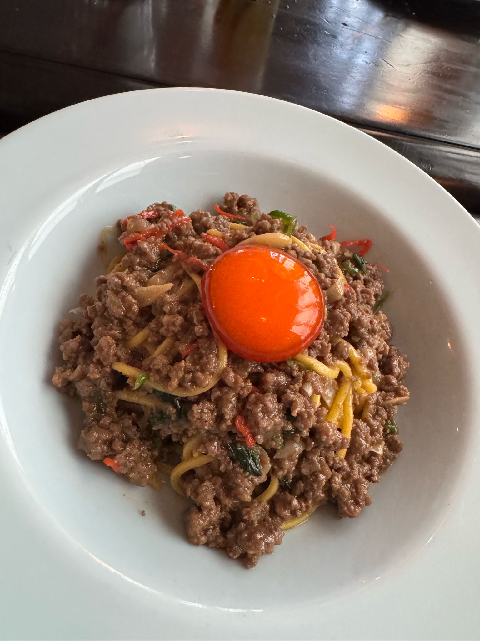 Tonelli Pasta met Pad Kra Pao van lam en Gemarineerde Eidooier