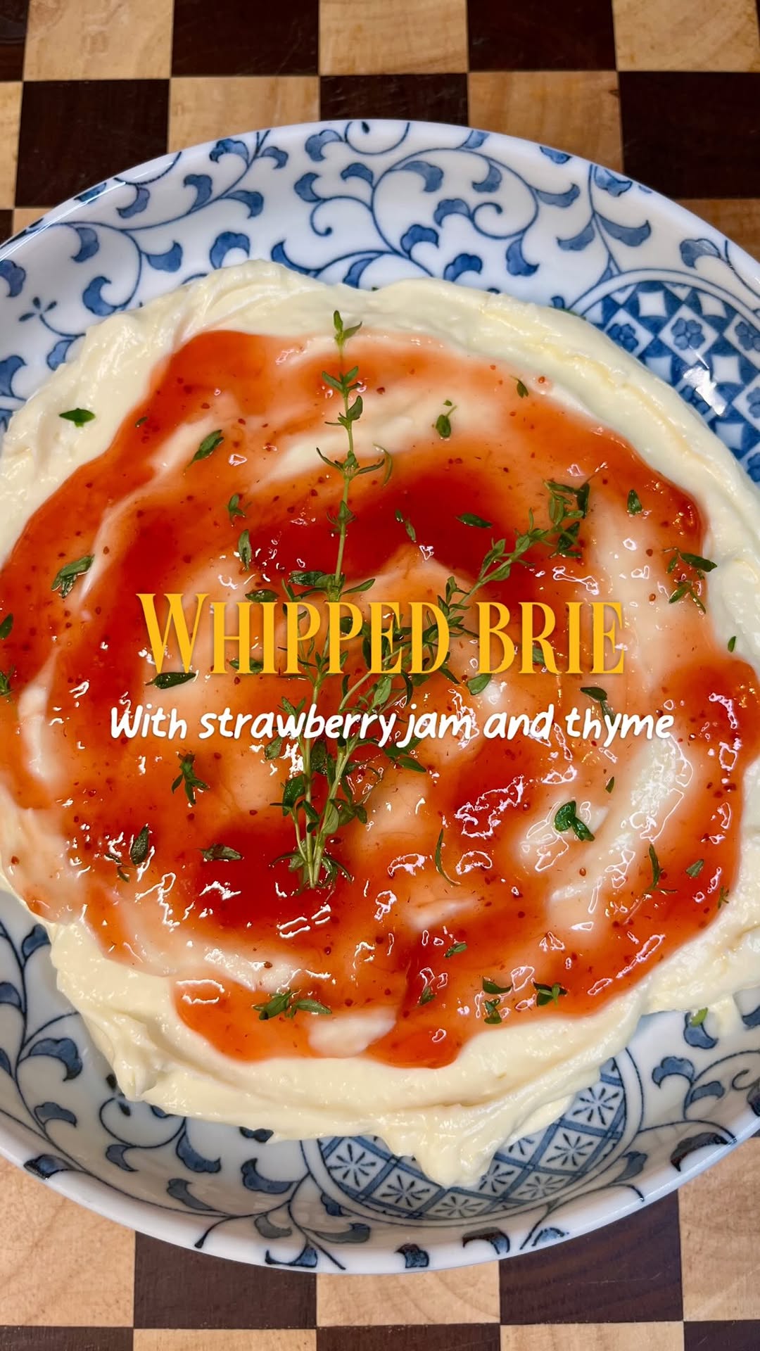 Whipped brie met aardbeienjam en tijm