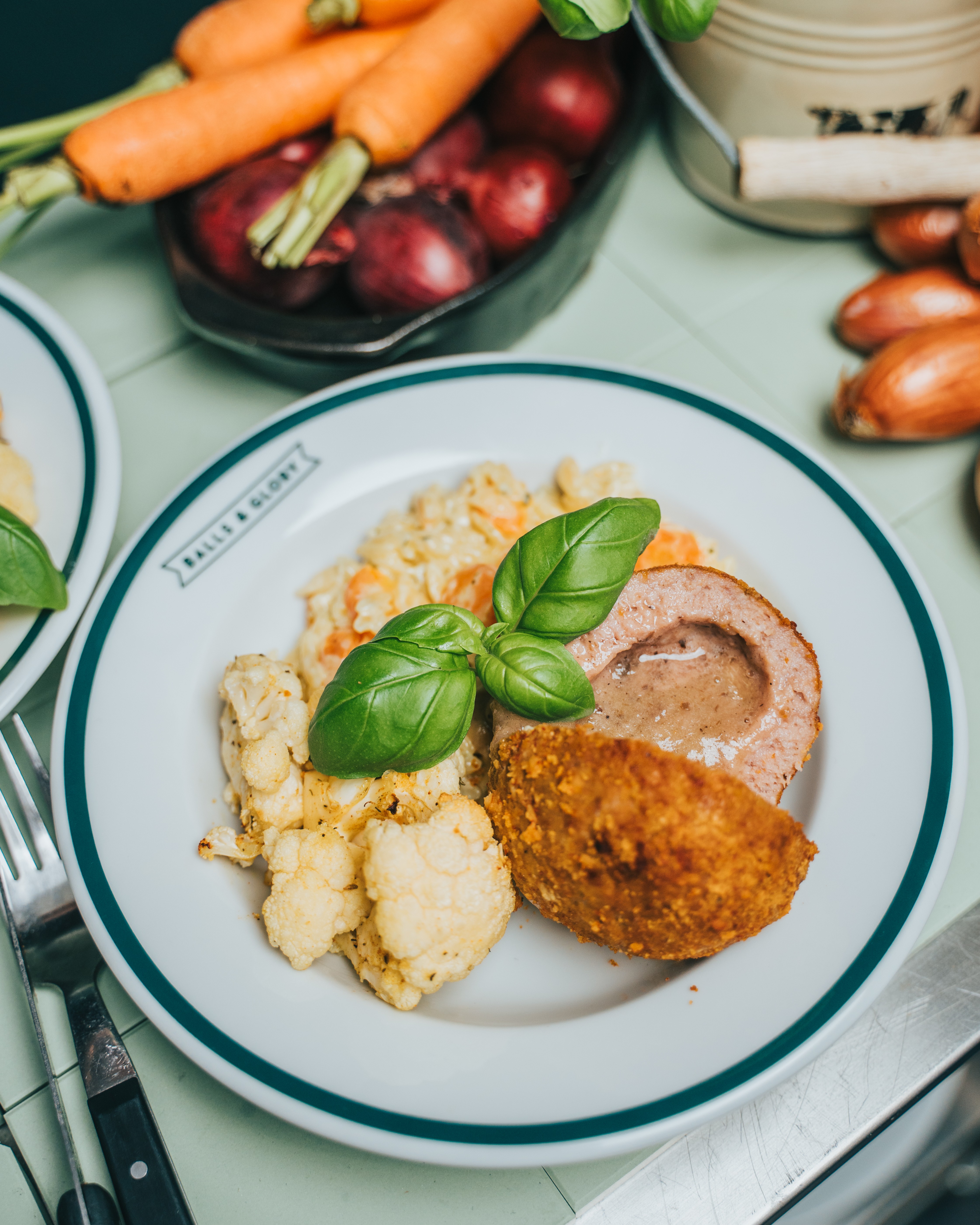 Orzo risotto au fromage aux herbes, carotte, chou fleur et boulette Balls & Glory farcie