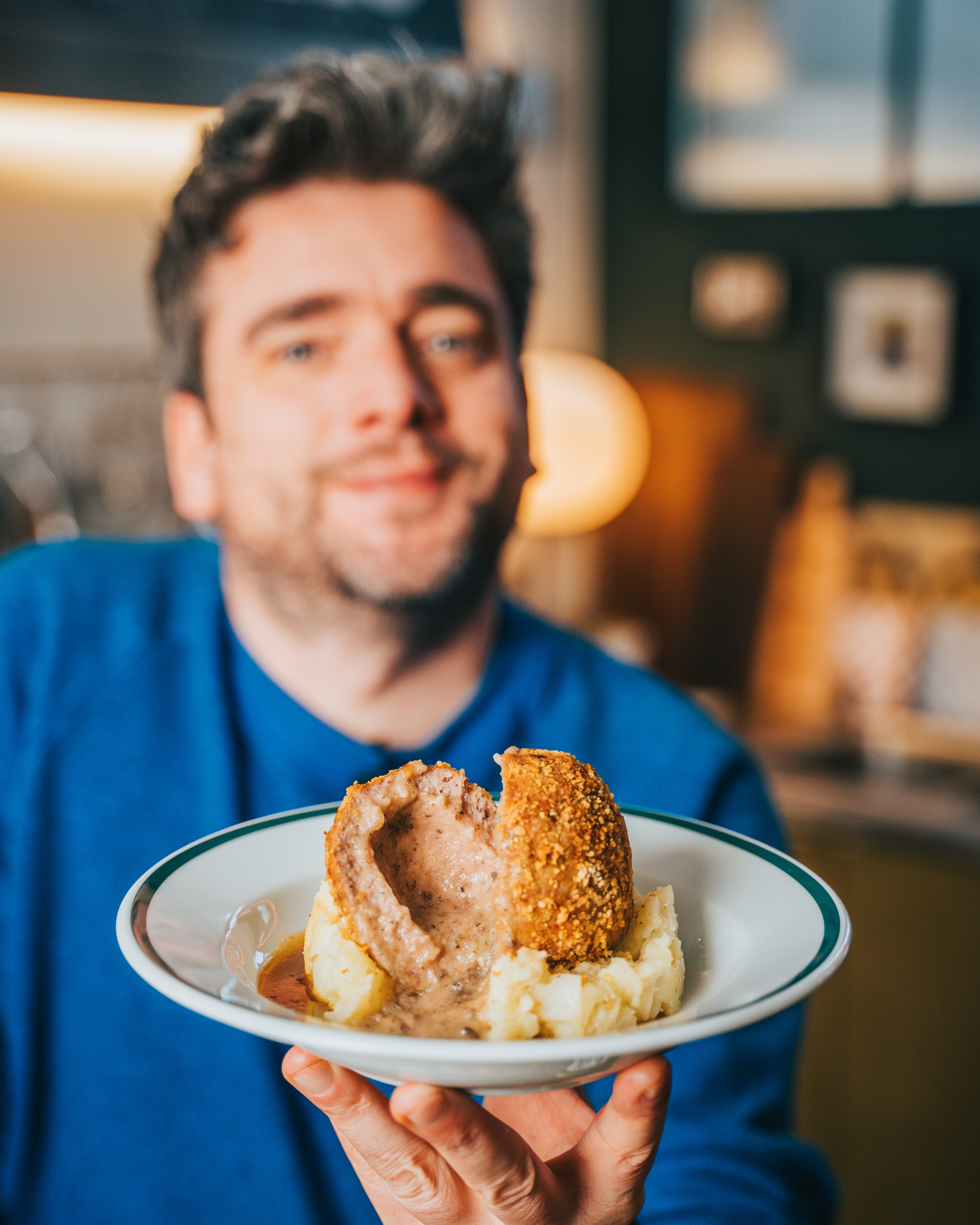 Knolselderstoemp en jus met gevulde Balls & Glory gehaktbal