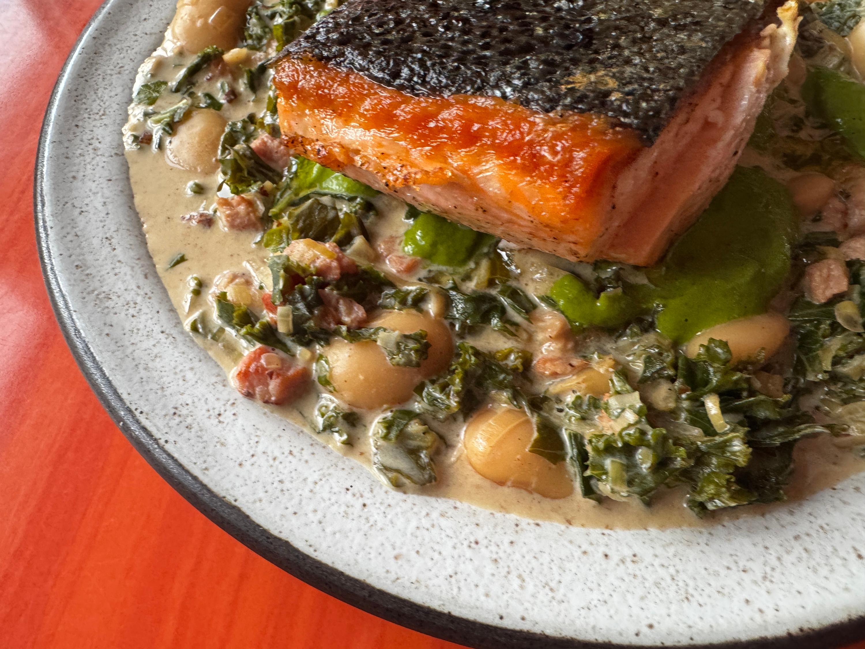 Creamy beans, salsa verde & zalm