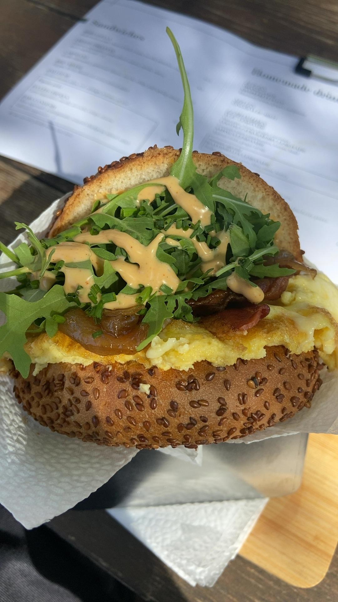 Kaasomelet Sandwich met Bacon, Gekaramelliseerde Ui, Rucola en Sriracha Mayonaise