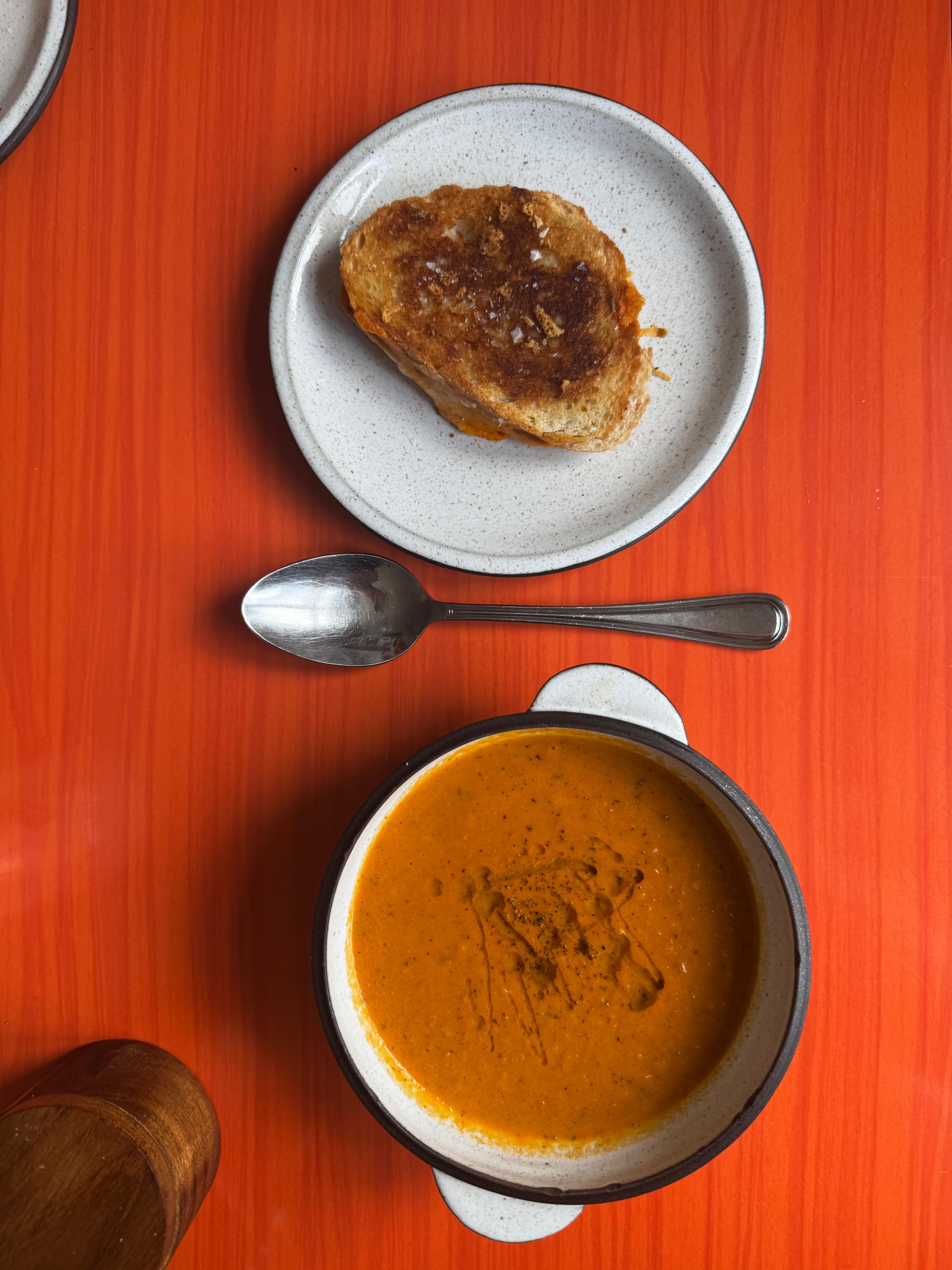 Roasted tomato soup met grilled cheese sandwich