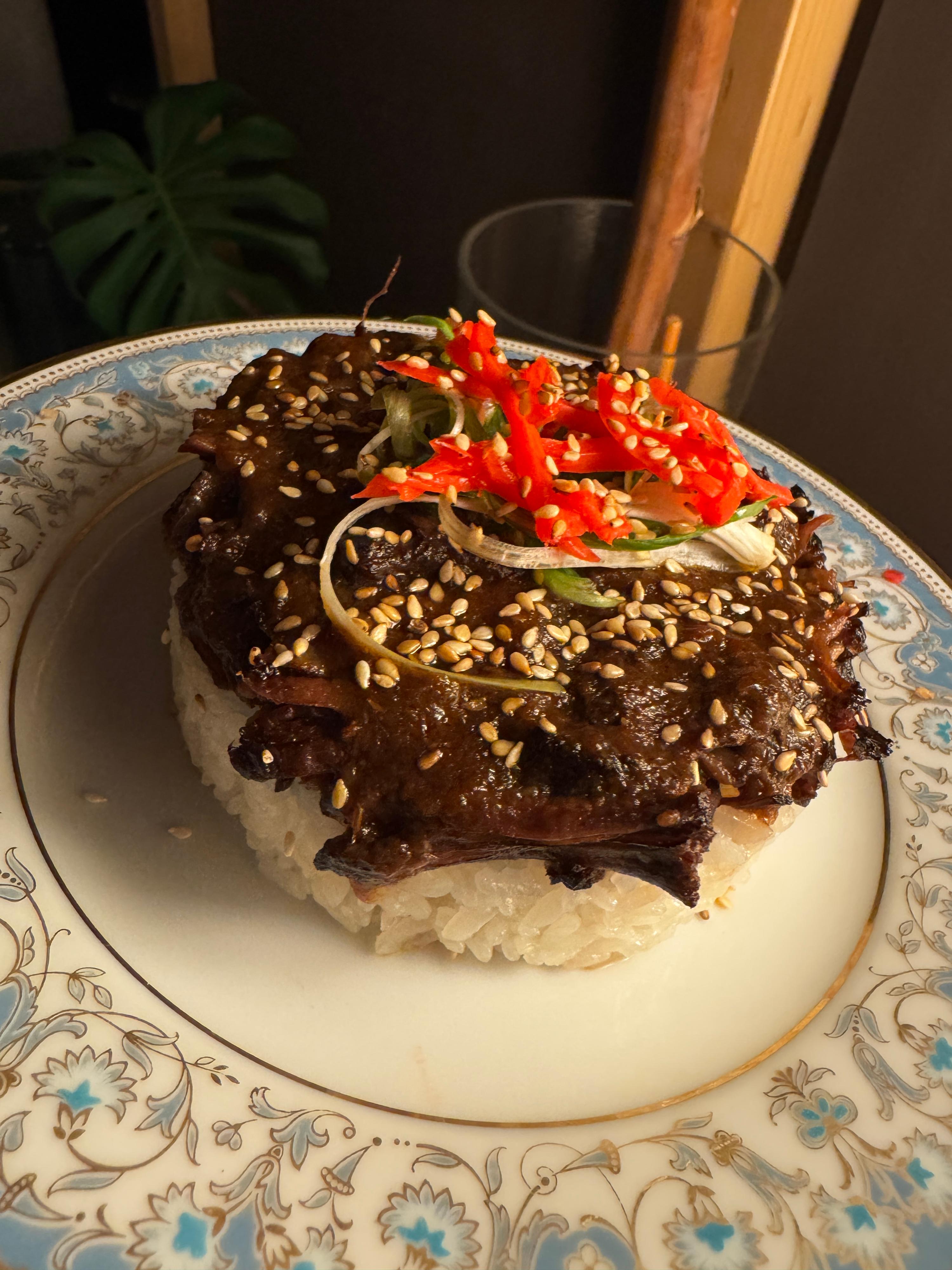 Stoof van ossestaart en short ribs op sushi rijst met sesam, bosui en ingelegde gember