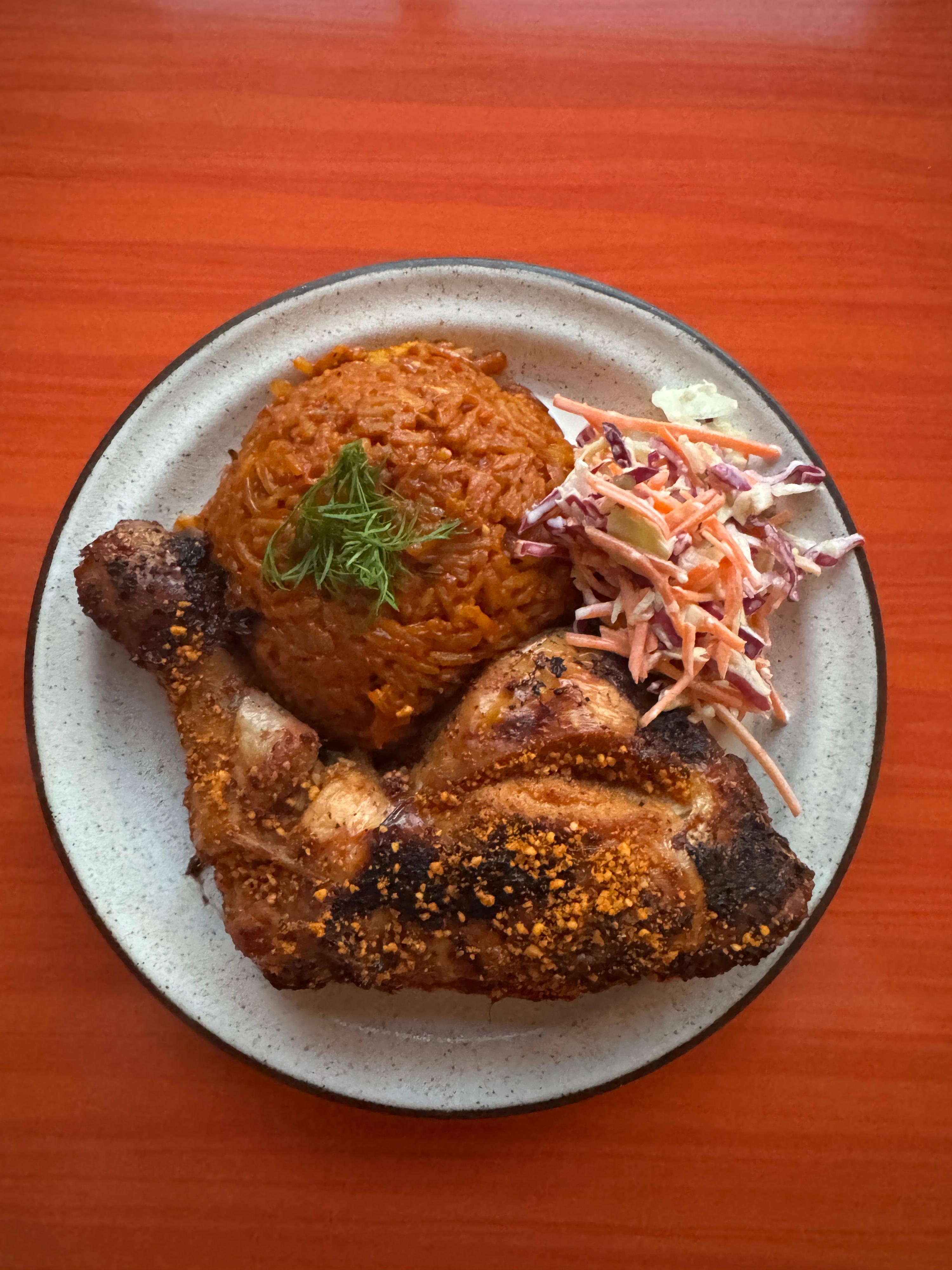 Jollof rice met suya kip en coleslaw