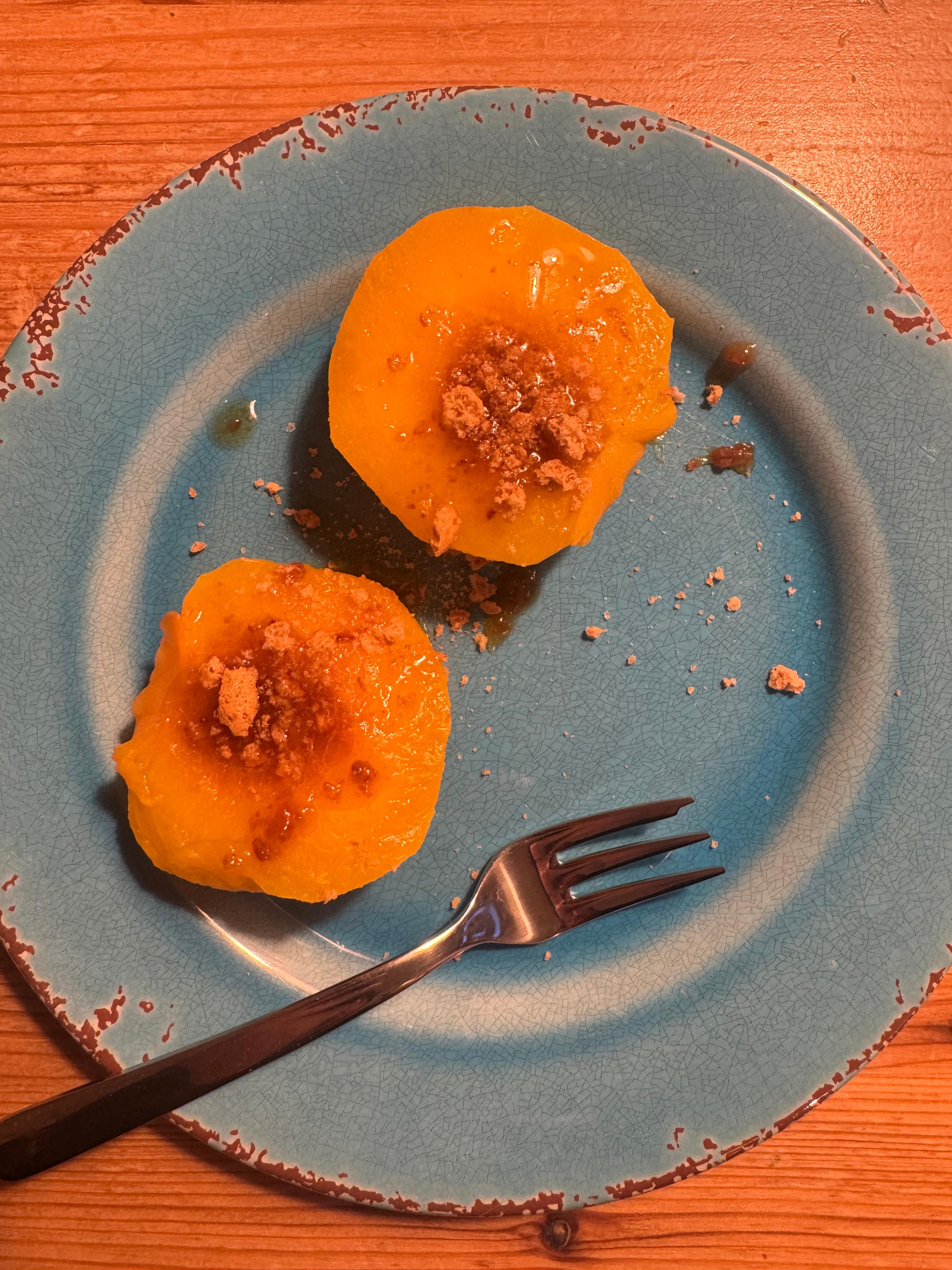 Gestoofde perziken met Amaretini-kruimels en Amarettosaus