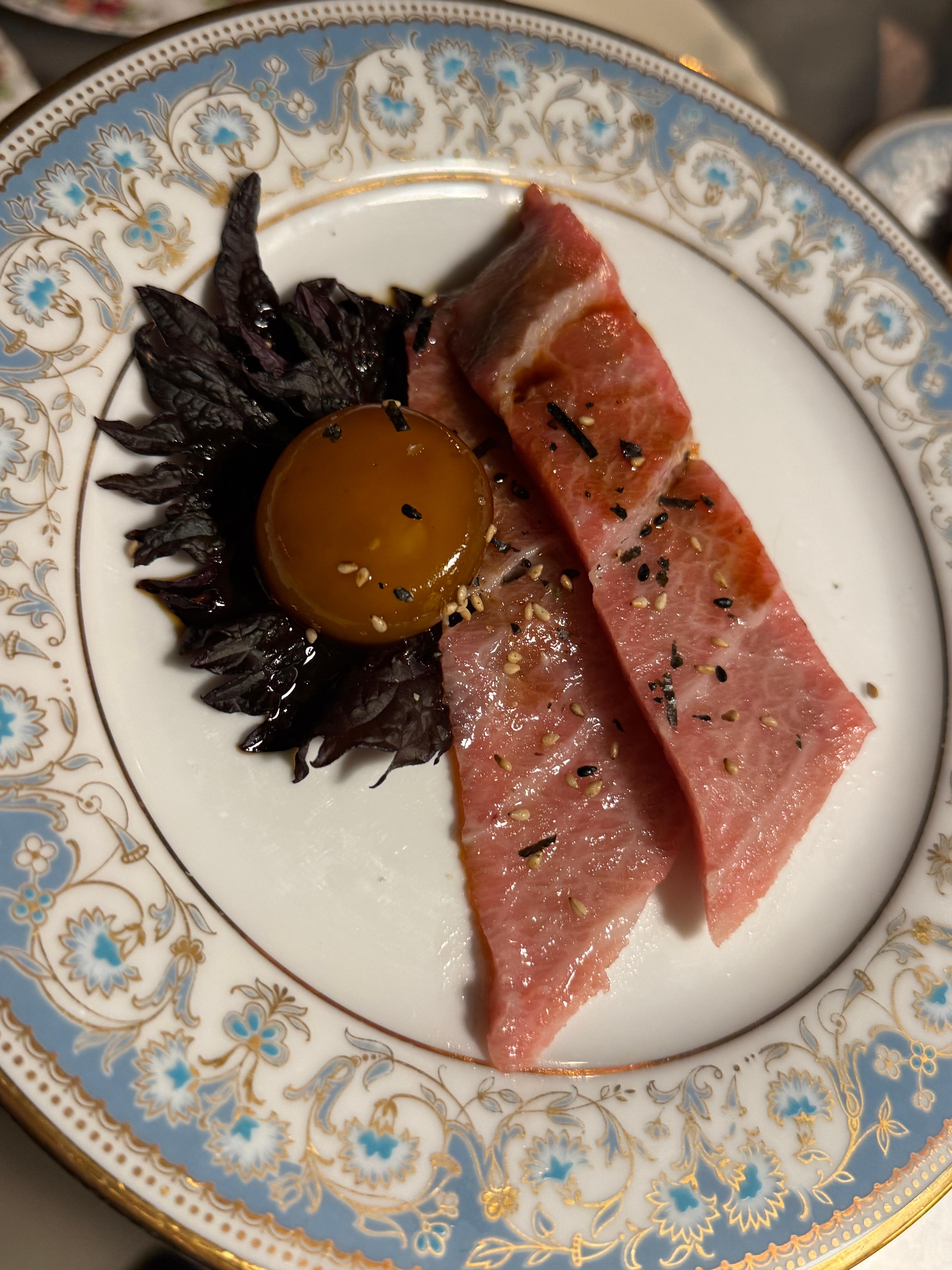 O-toro sashimi met shiso en cured egg yolk