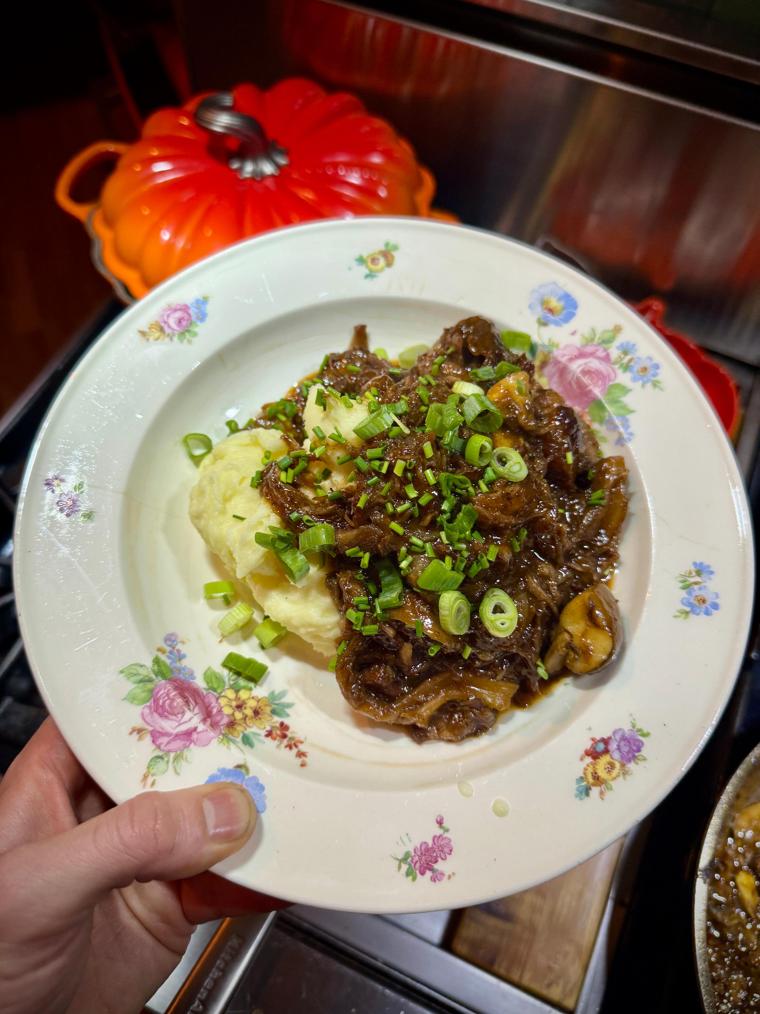 Gestoofde ossenstaart met paddenstoelen en aardappelpuree