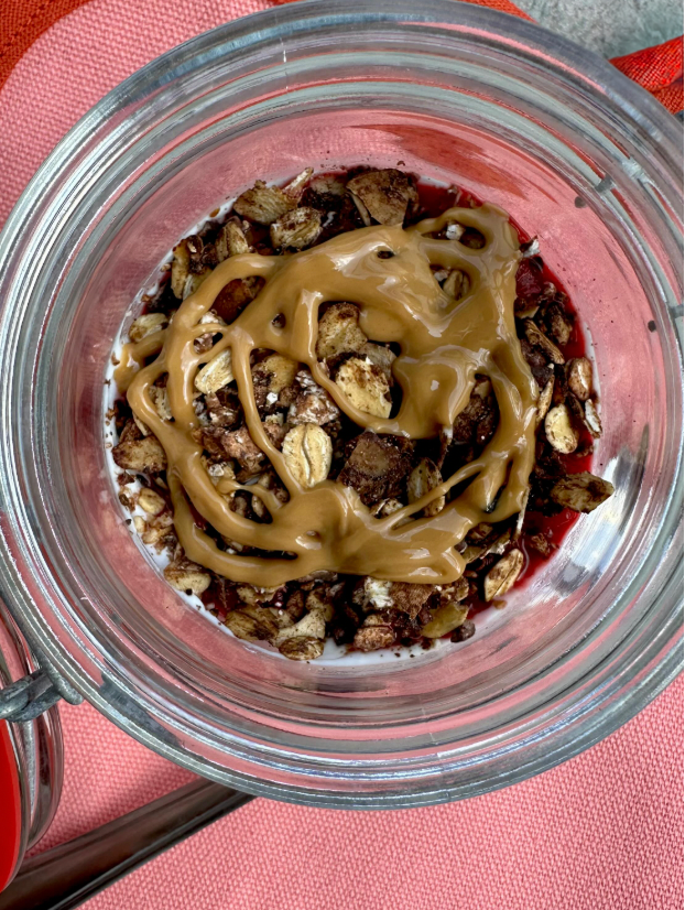 Kokos gurt met warme frambozen en knapperige granola