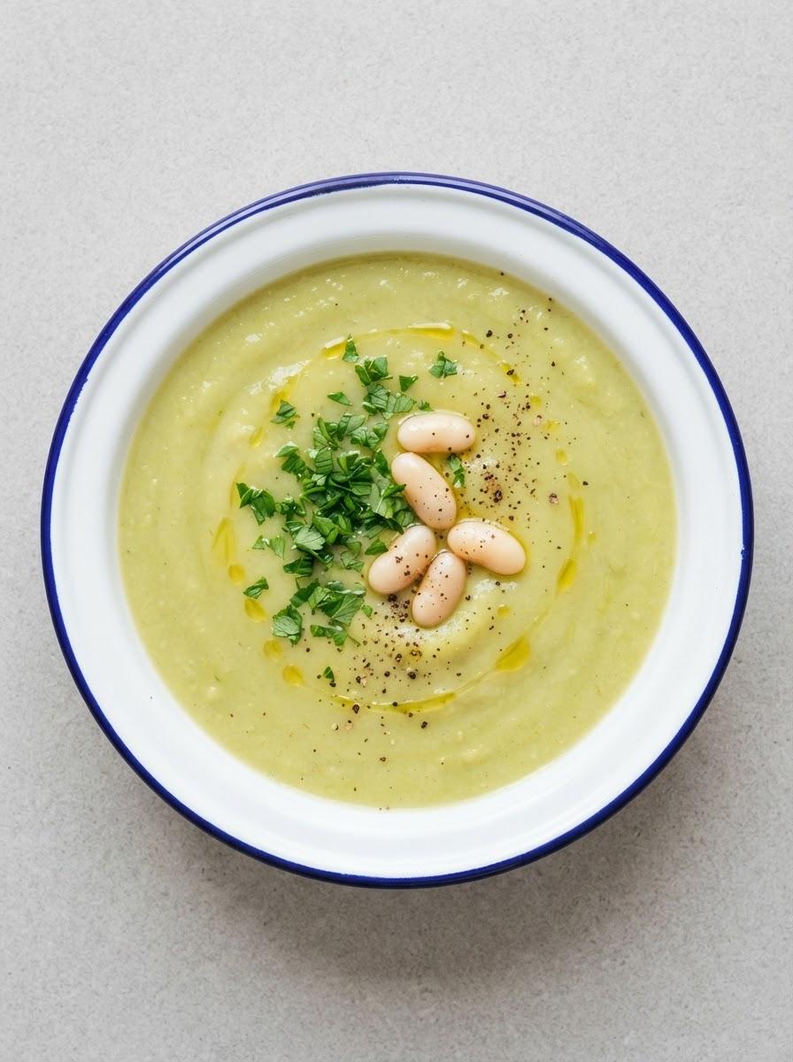 Eiwitrijke courgettesoep met witte bonen en kip