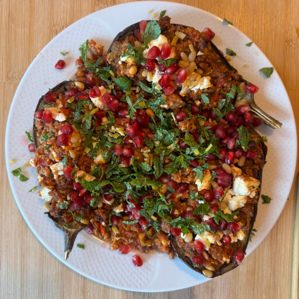 Gevulde aubergine met couscous, puntpaprika, gehakt en feta