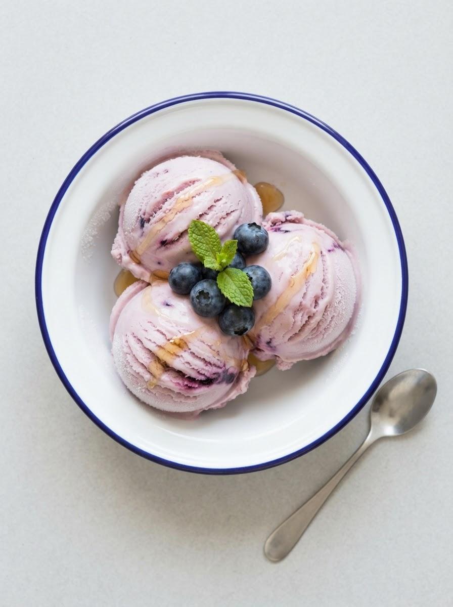 Caloriearm yoghurtijs met blauwe bessen