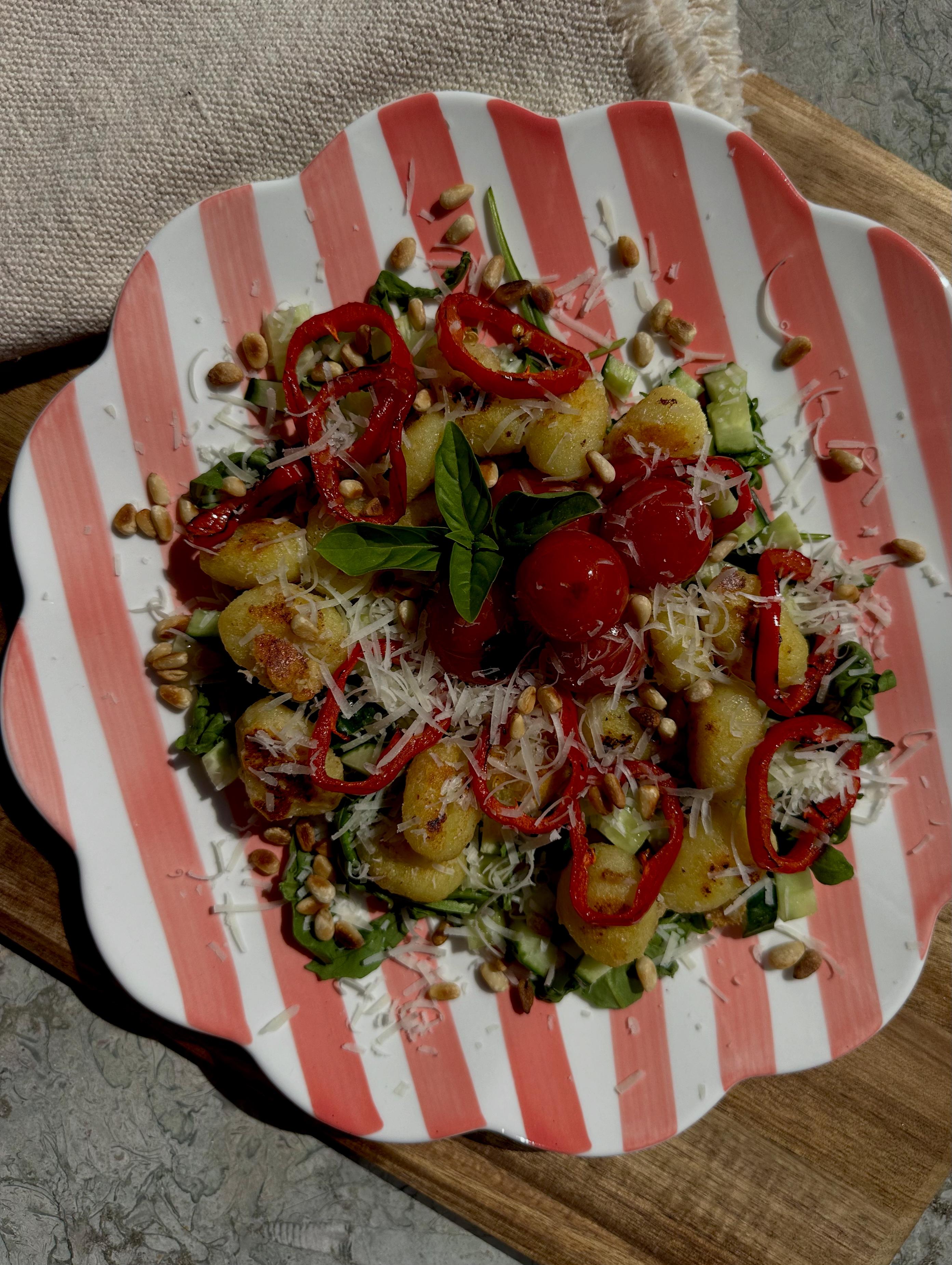 Crispy parmezaan gnocchi met paprika en rucola