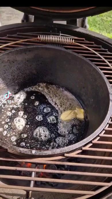 Pastasaus met verse kruiden van de BBQ