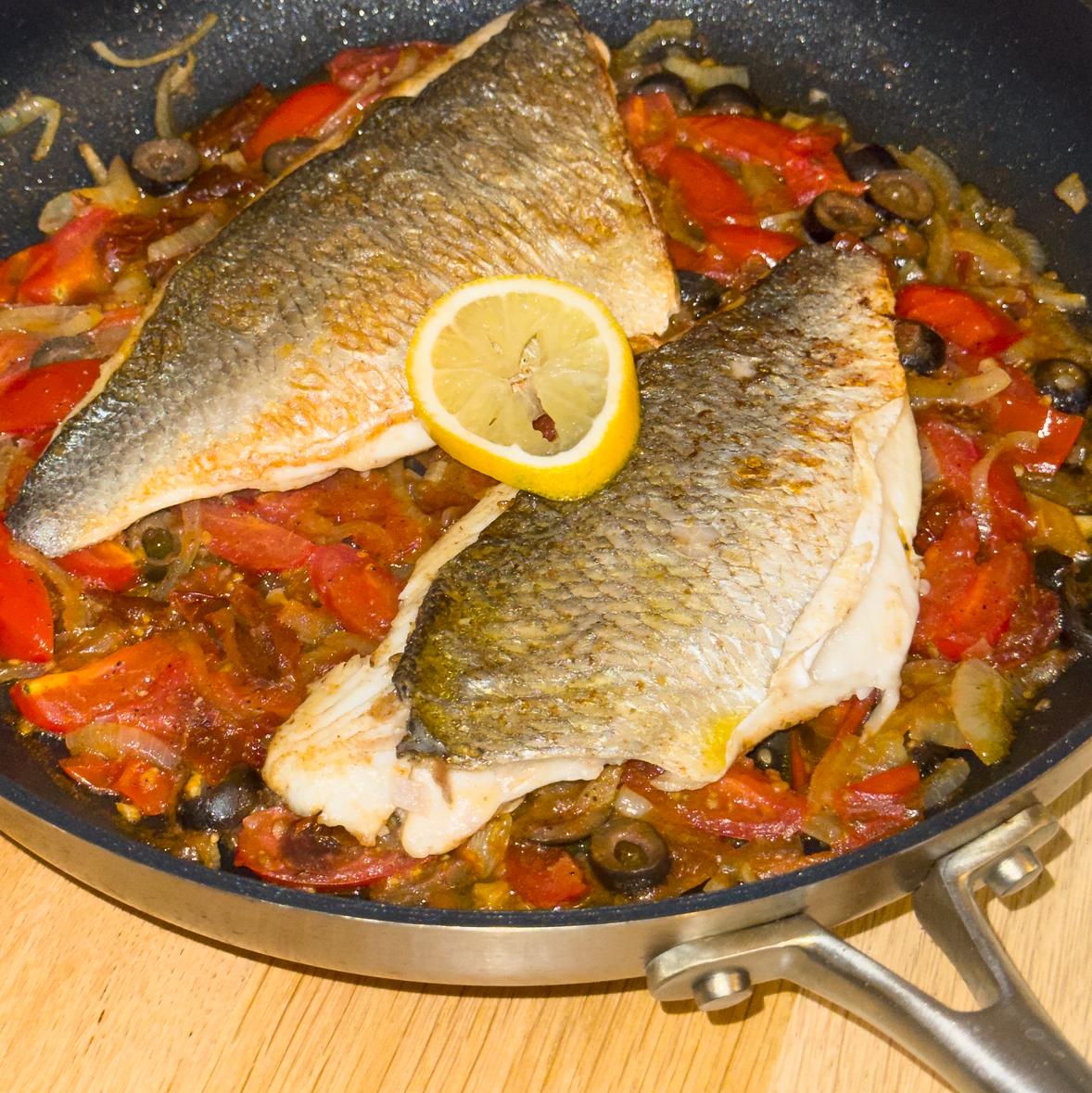 Doradefilet met mediteraanse tomatensaus