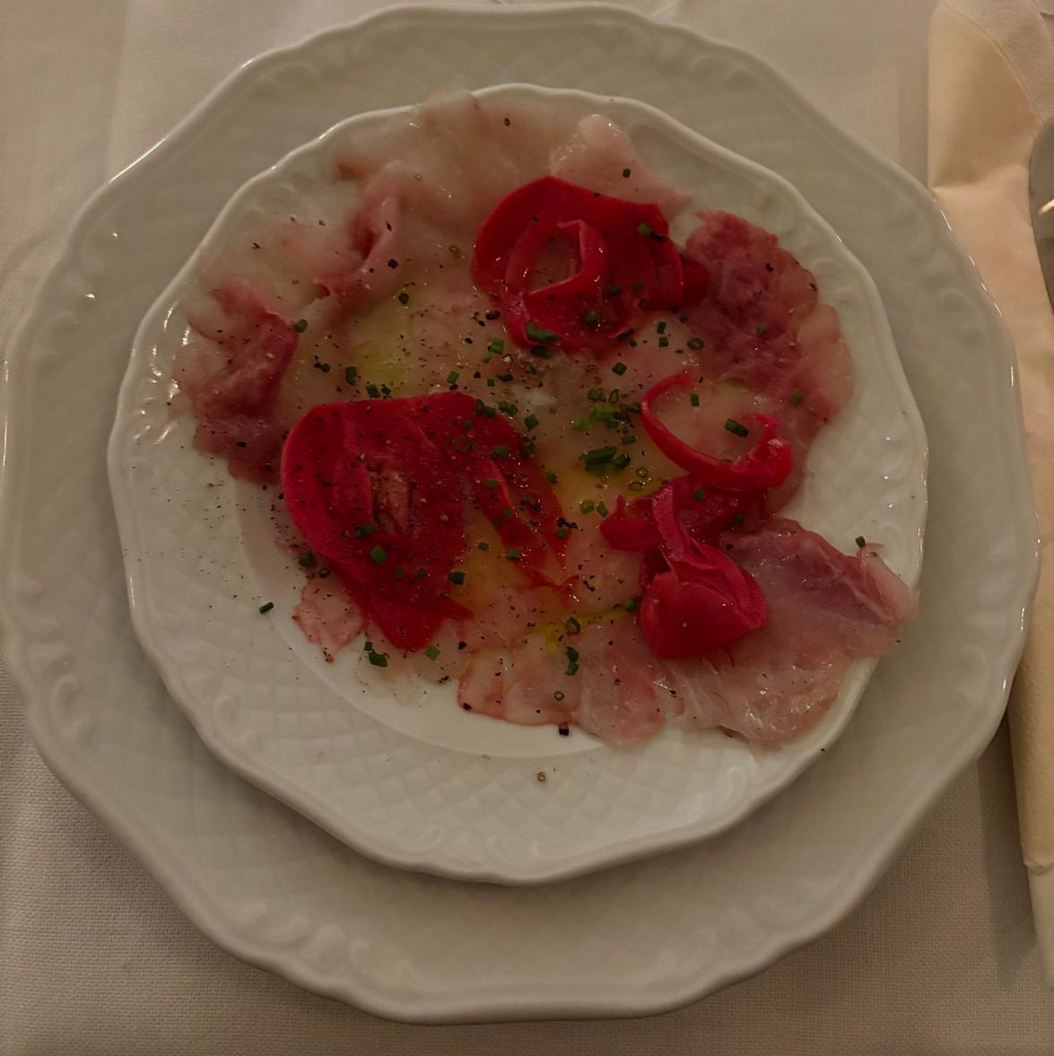 Doradecarpaccio met venkel pickle en kervel olie