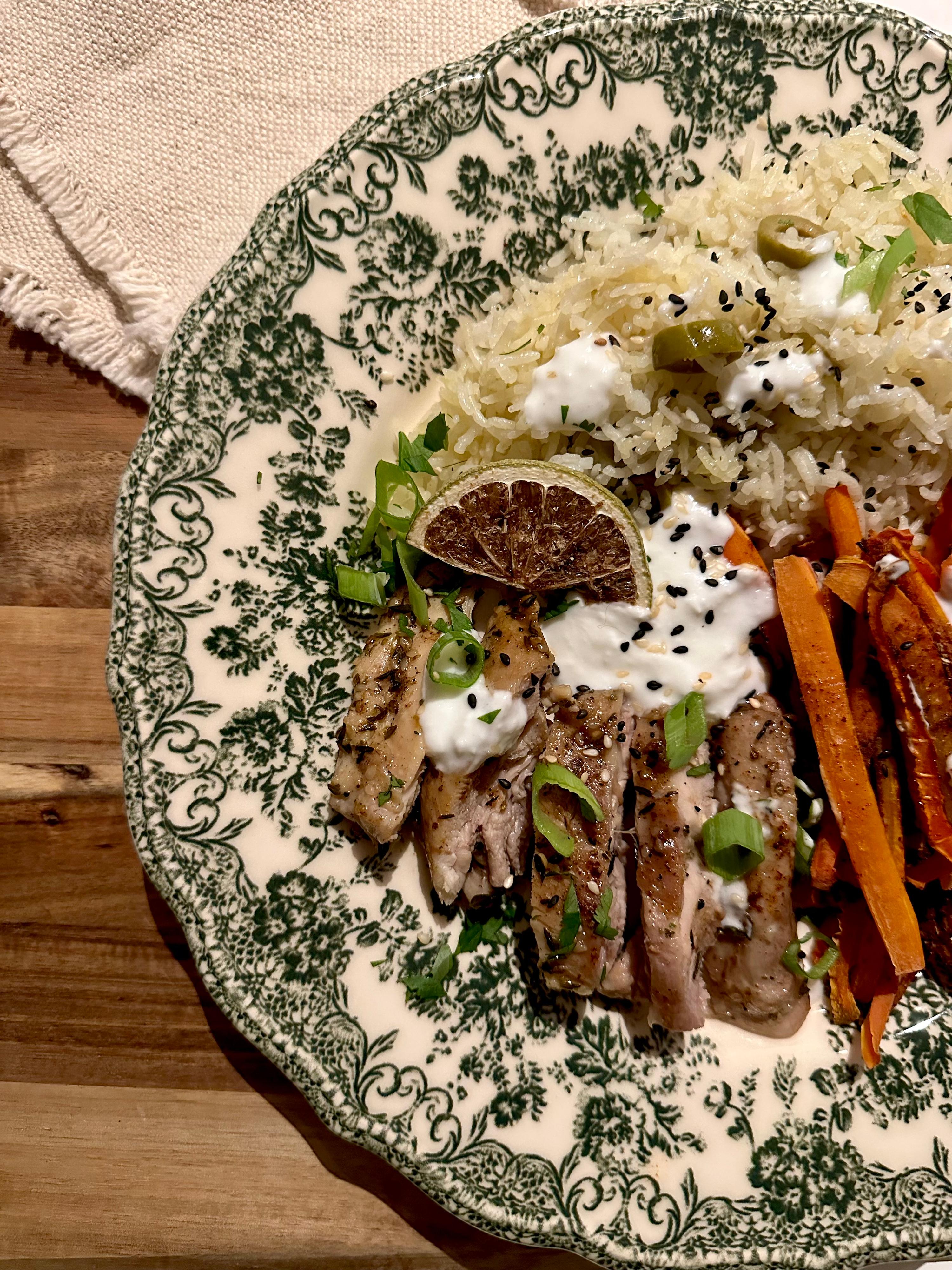 Za’atar chicken met olive rice & whipped feta