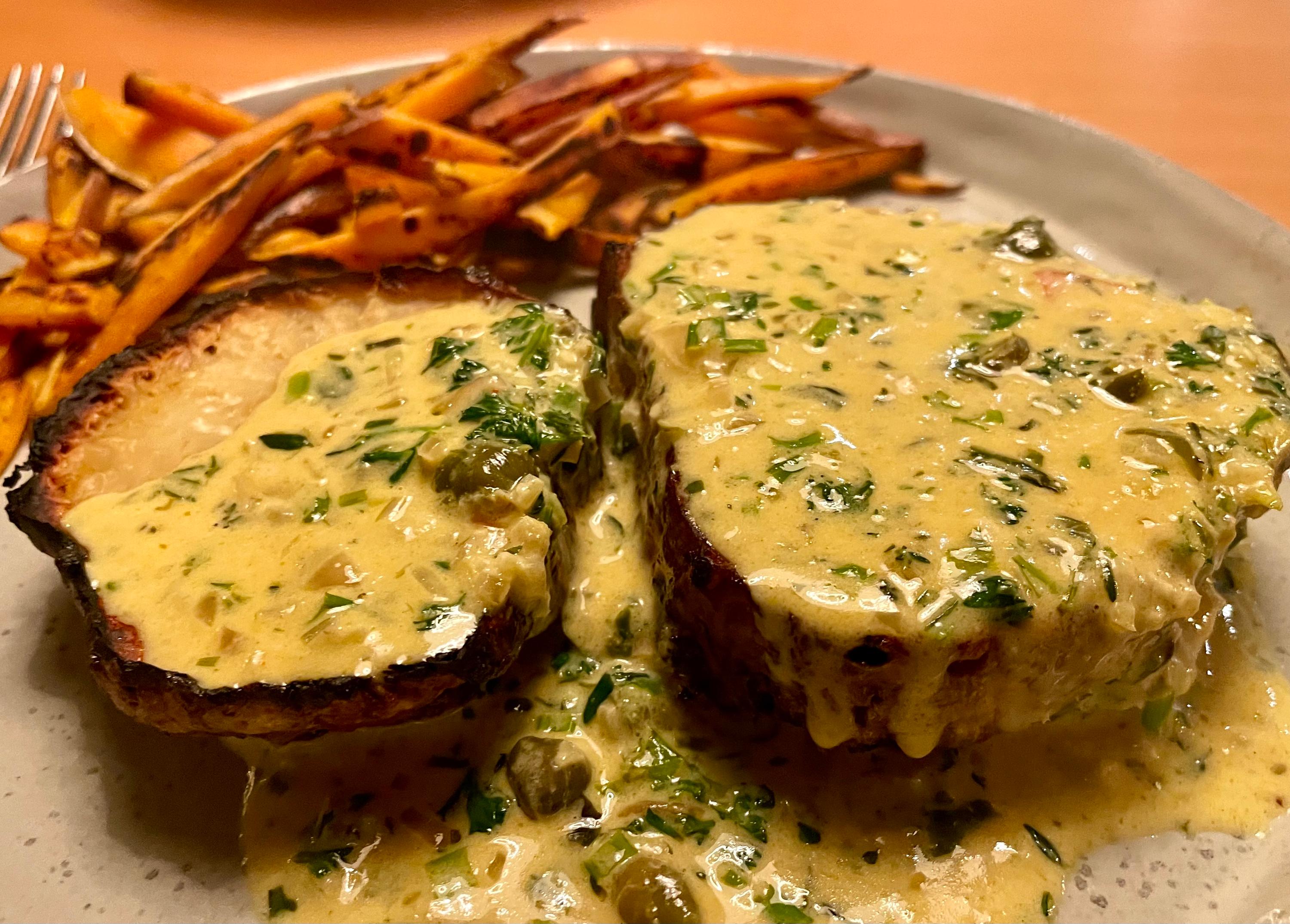 Knolselderijsteaks met café de paris-saus