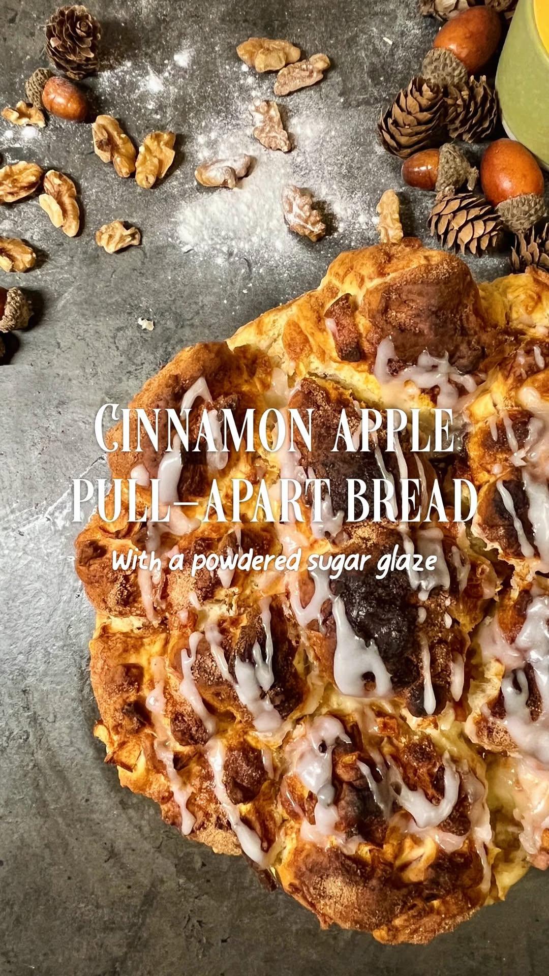 Cinnamon appel pull-apart brood met poedersuikerglazuur