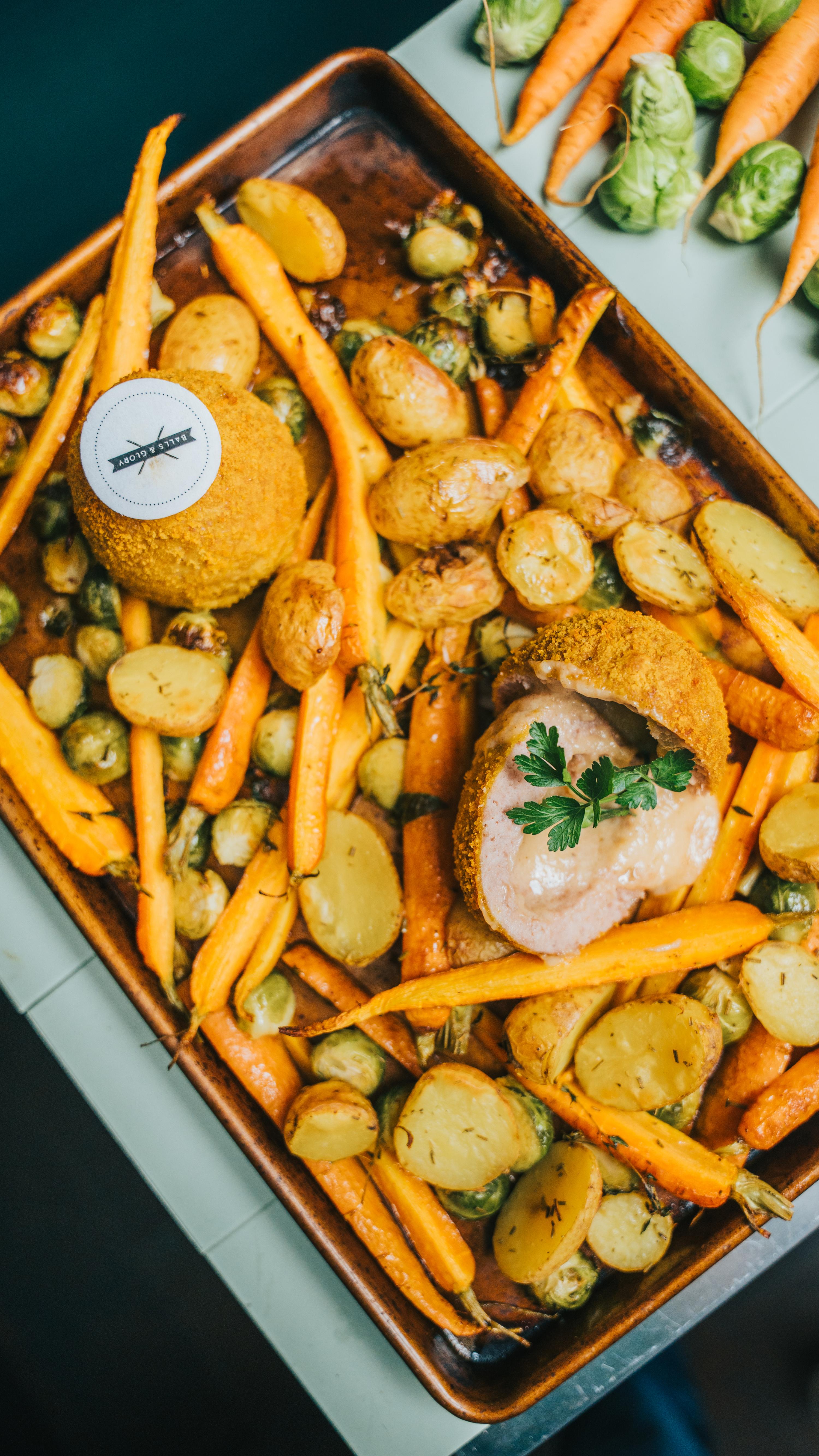 Traybake  van groenten met gevulde Balls & Glory gehaktbal
