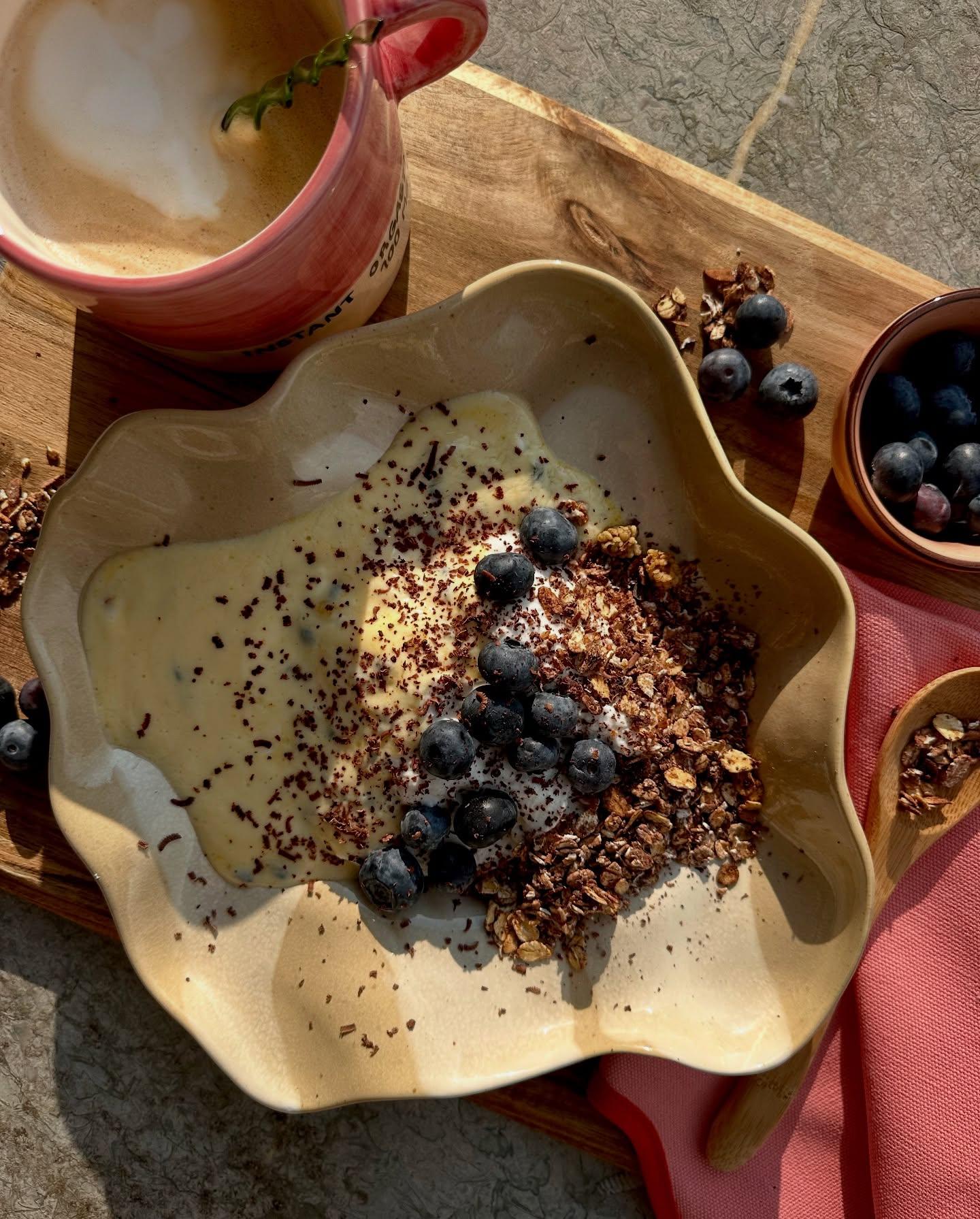 Ontbijt met lactosevrije kwark, fruit en granola