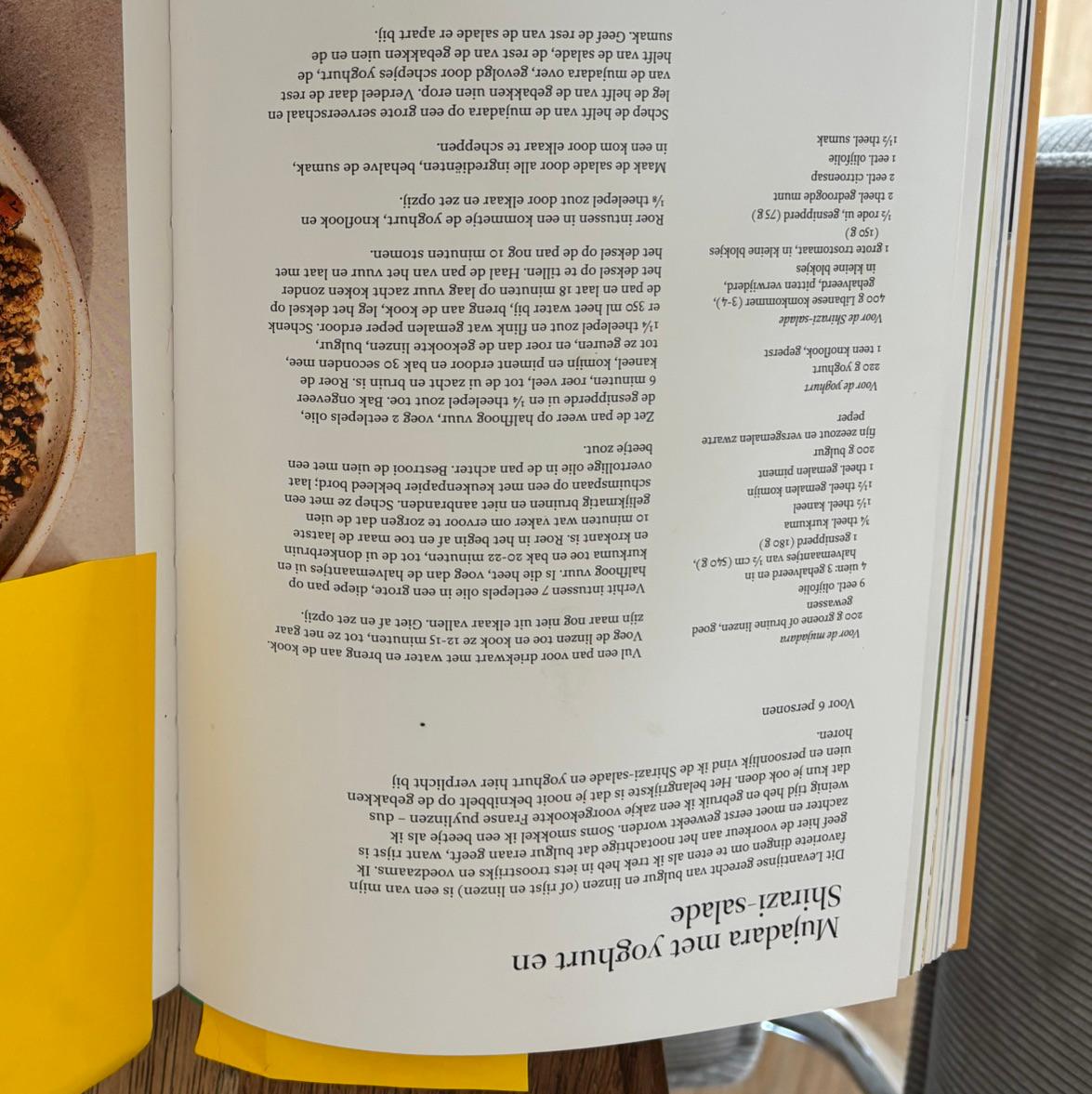 Mujadara met yoghurt en Shirazi-salade