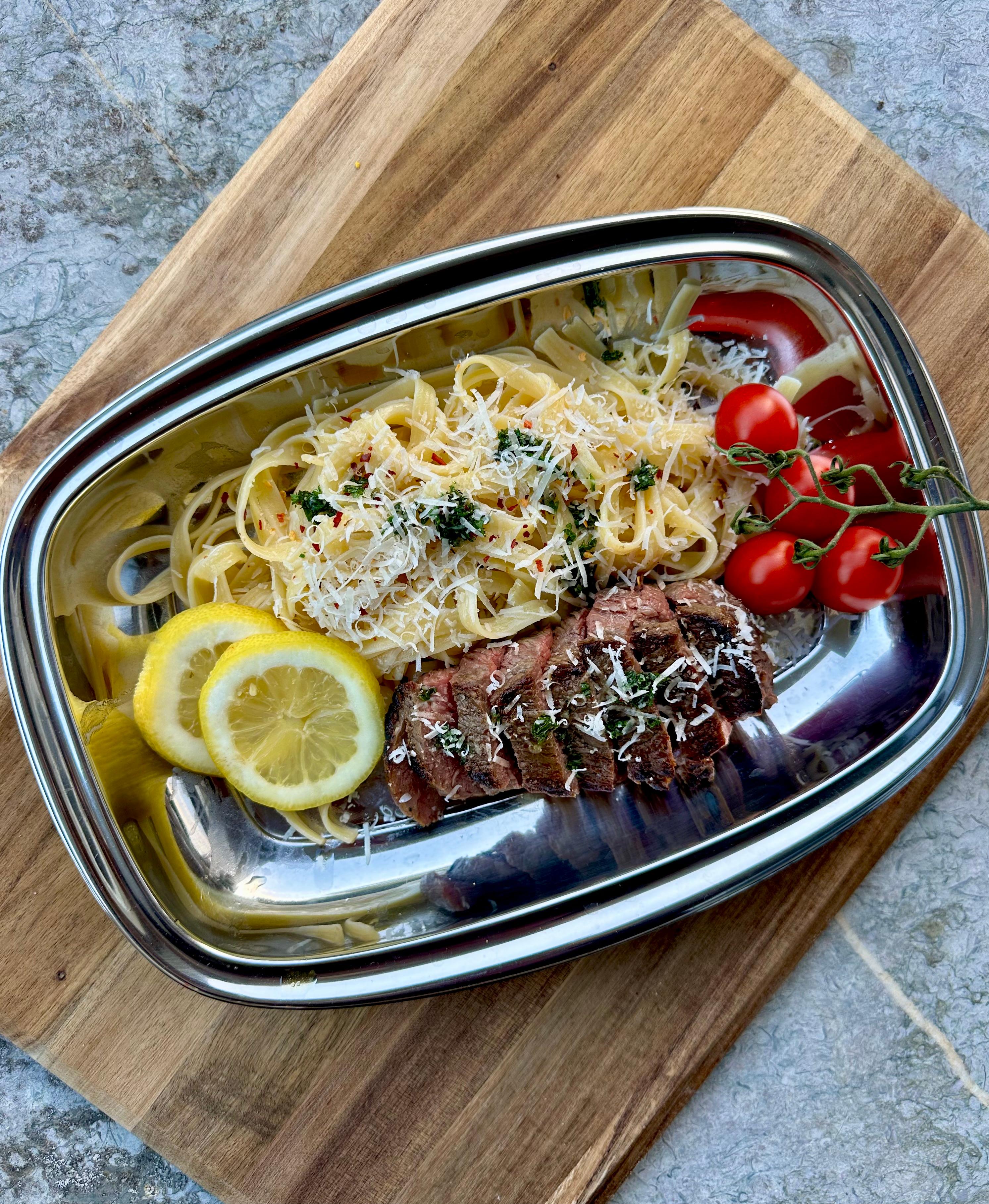 Pasta chimichurri met biefstuk en Parmezaan