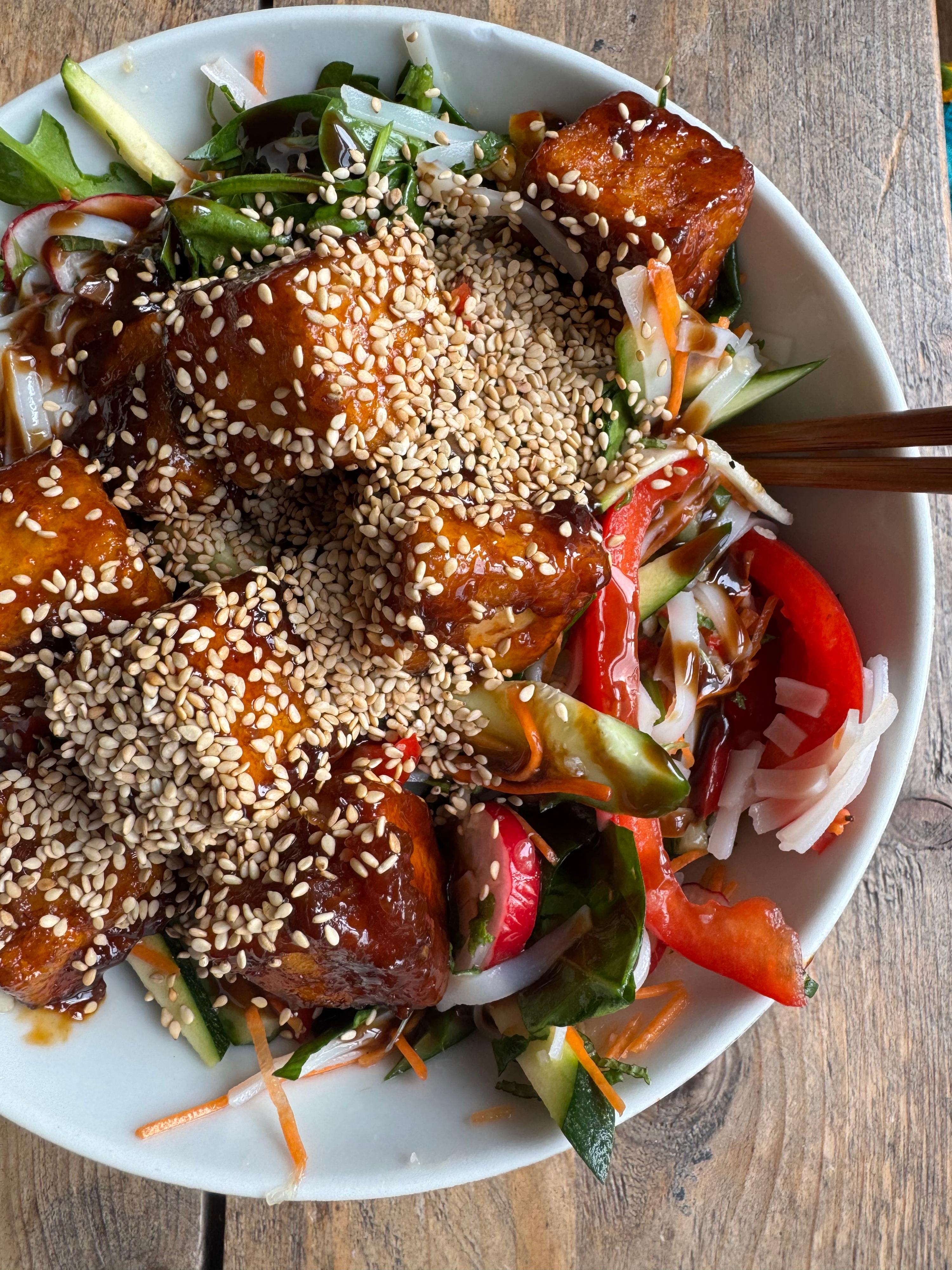 Vietnamese Bún met Teriyaki tofu