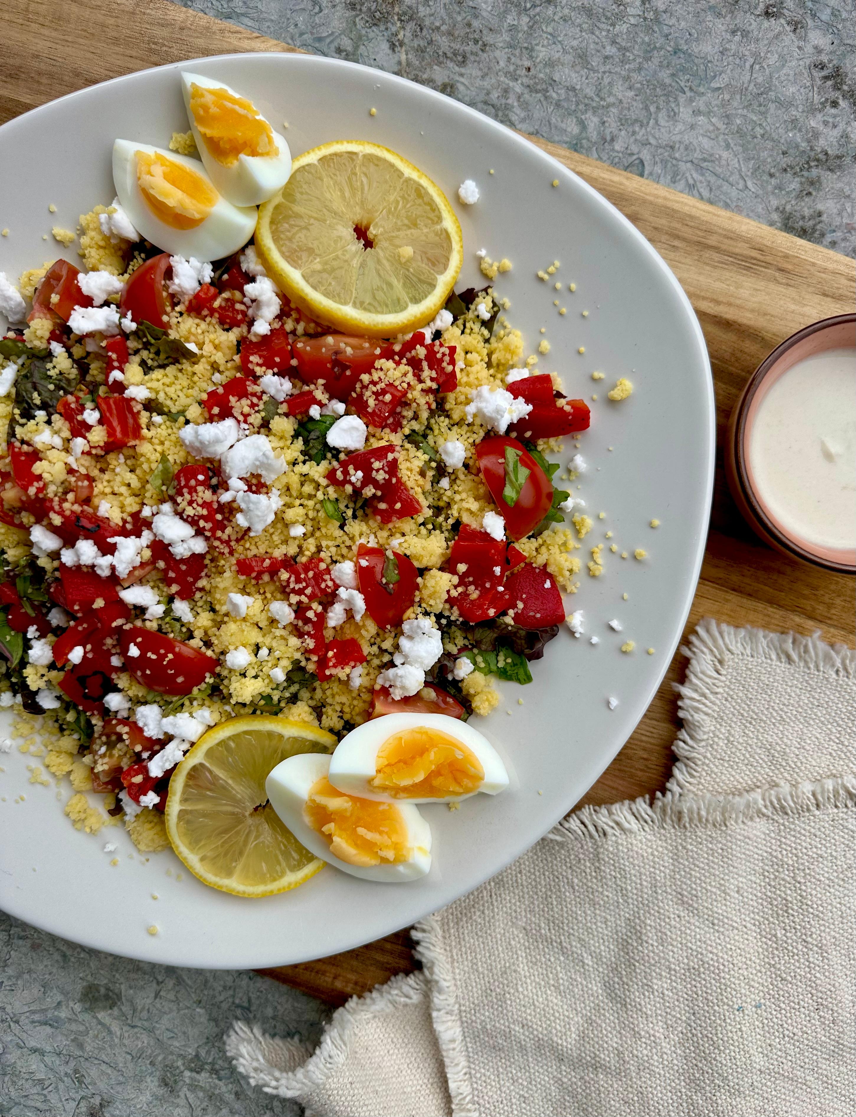 Couscoussalade met yoghurt-tahindressing