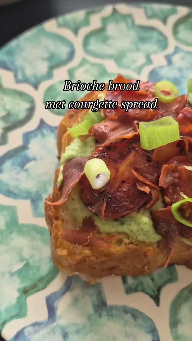 Krokante toast met groene spread, tomaatjes en krokante ham