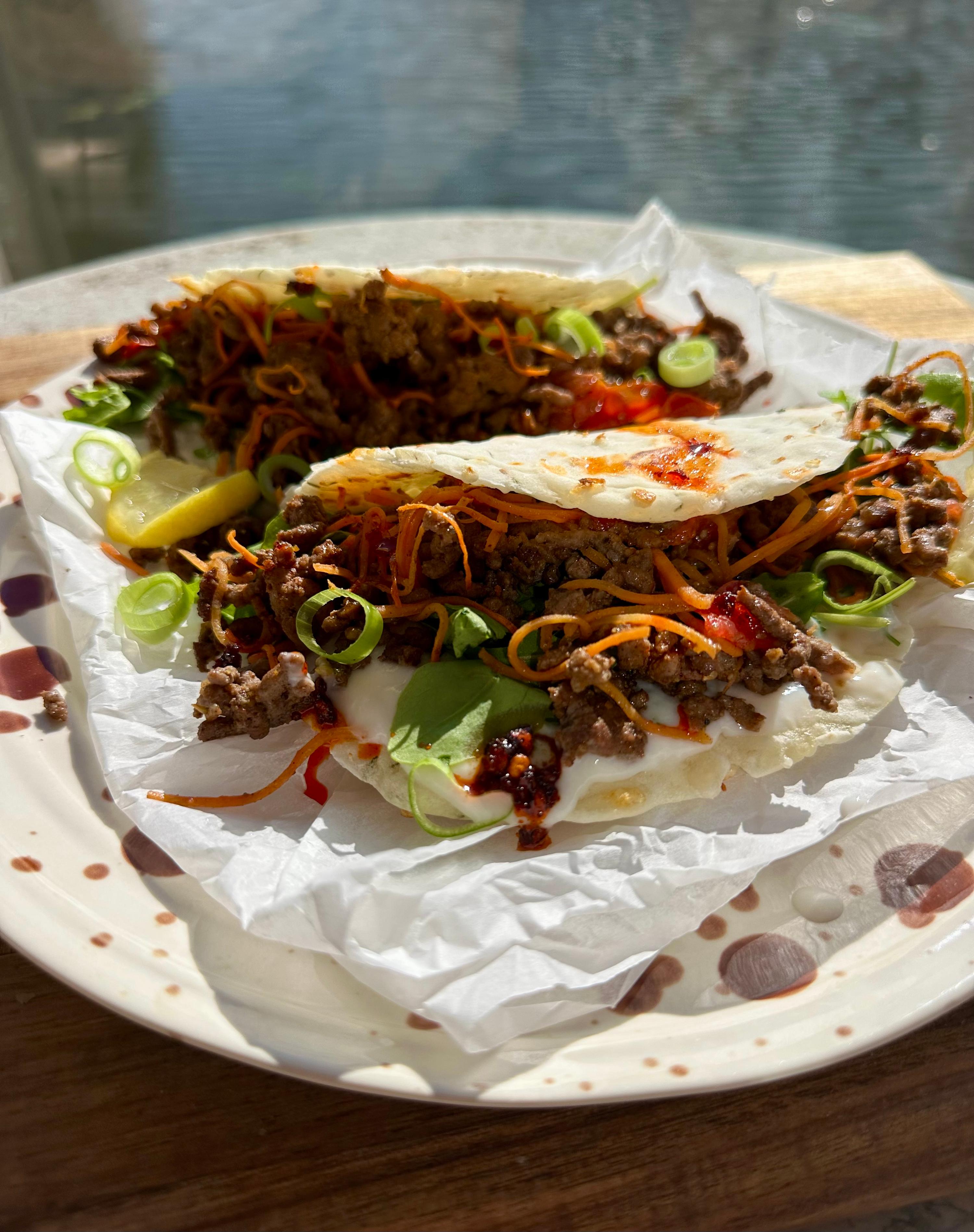 Middle Eastern style flatbread met rundergehakt, wortel en Parmezaan