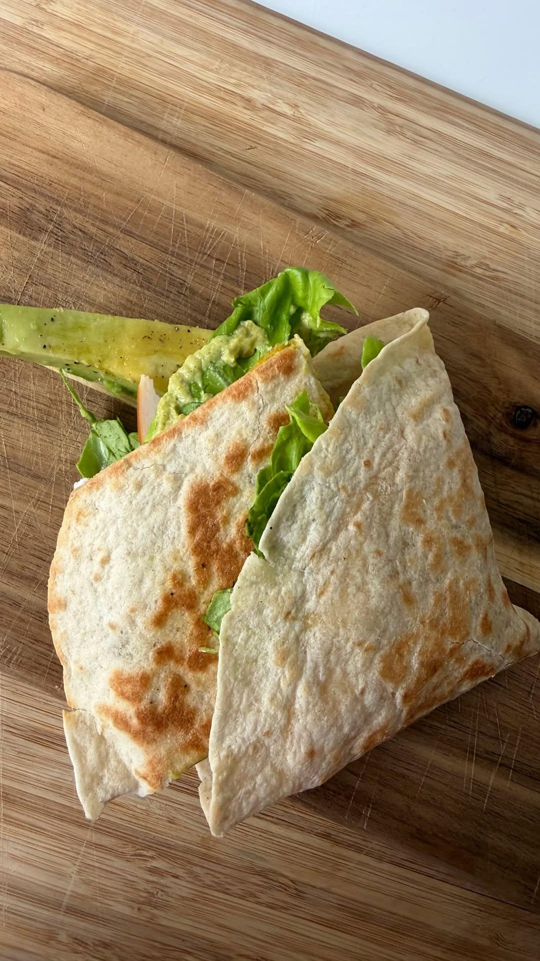 Knapperige Wrap met Kipfilet, Avocado en Feta