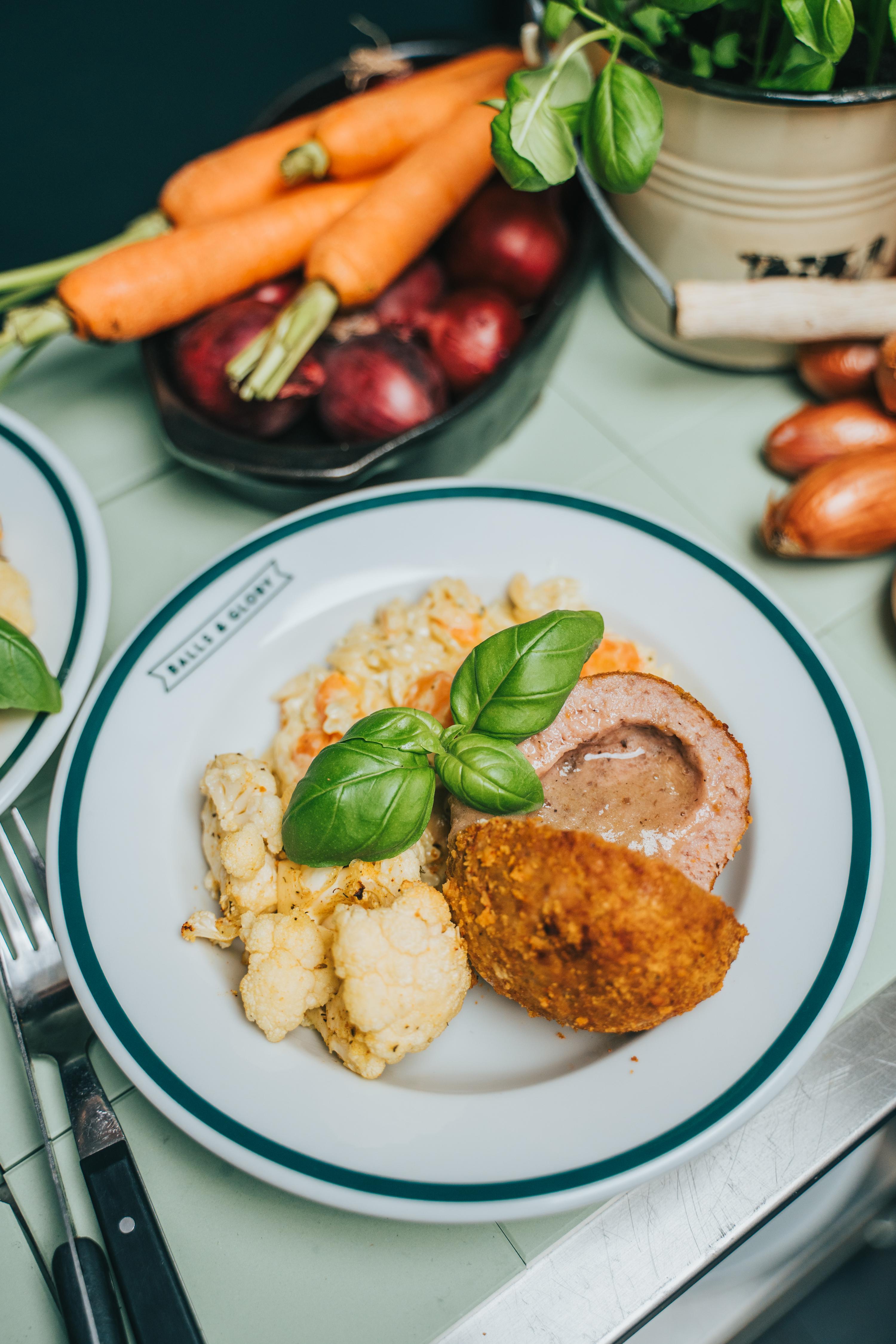 Orzo-risotto met kruidenkaas, wortel, bloemkool & gevulde Balls & Glory gehaktbal