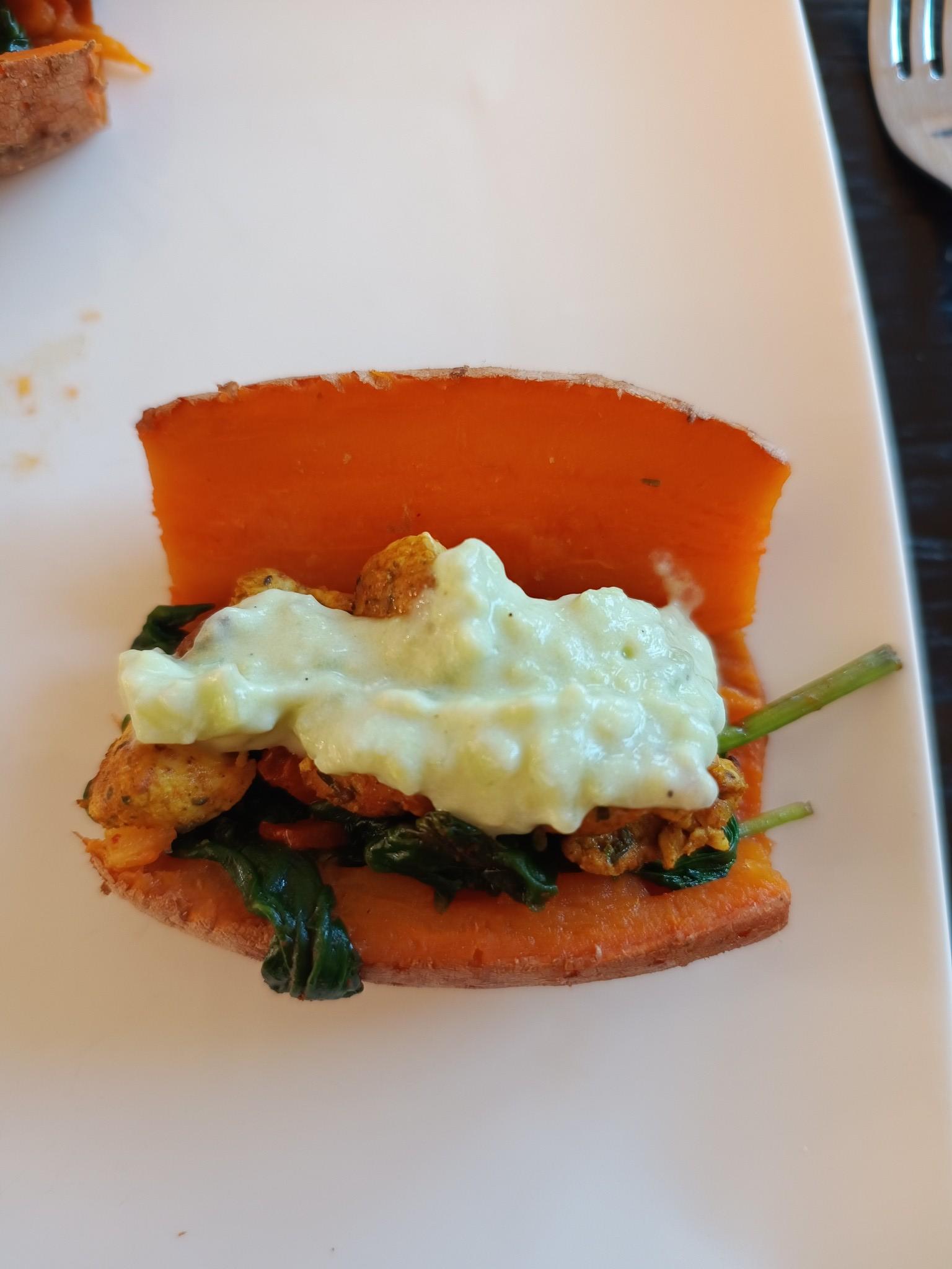 Gevulde Zoete Aardappel met Romige Avocadosaus