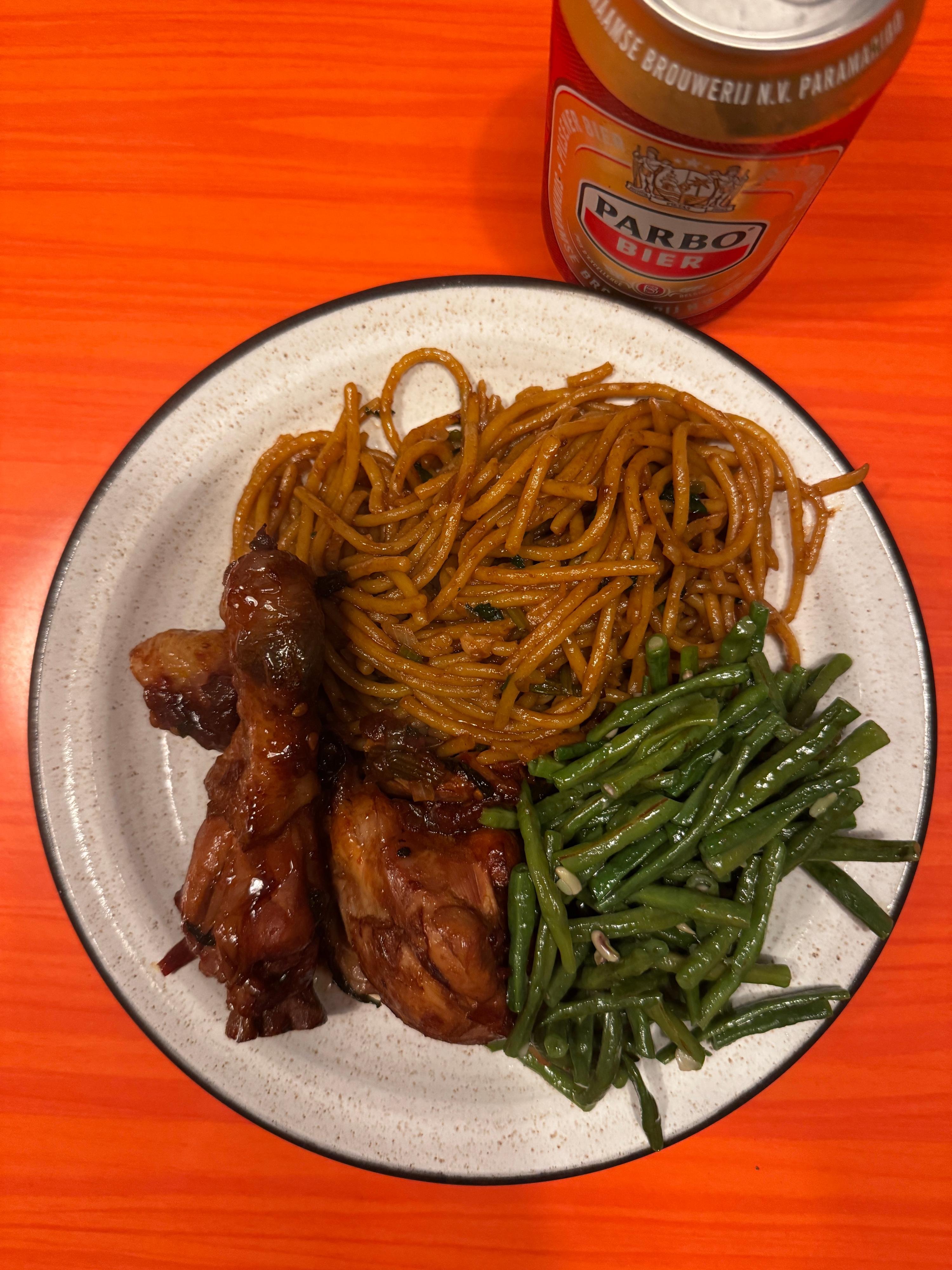 Surinaamse kip met bami en kousenband