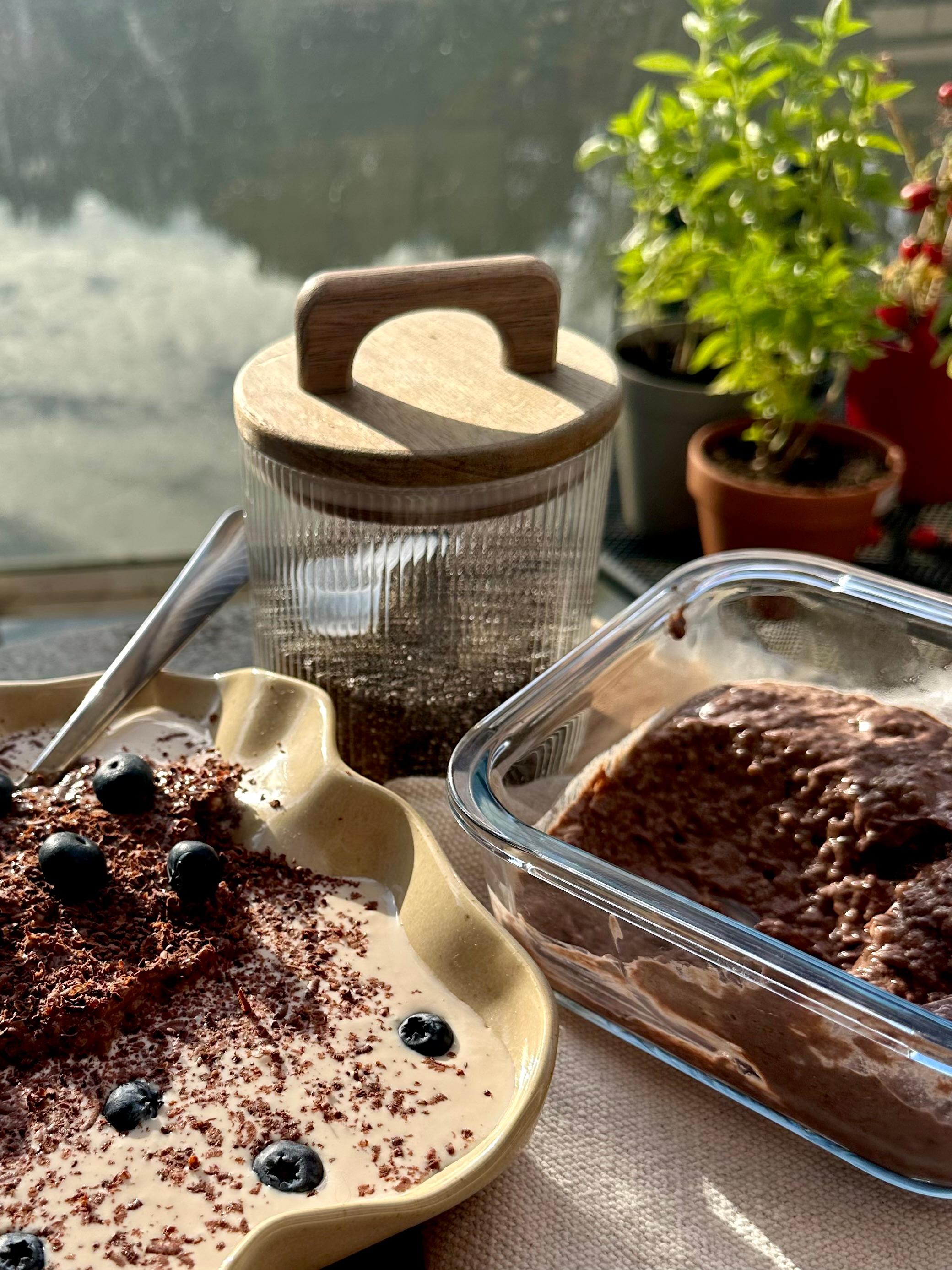 Mokka chia pudding met yoghurt en mokka-topping