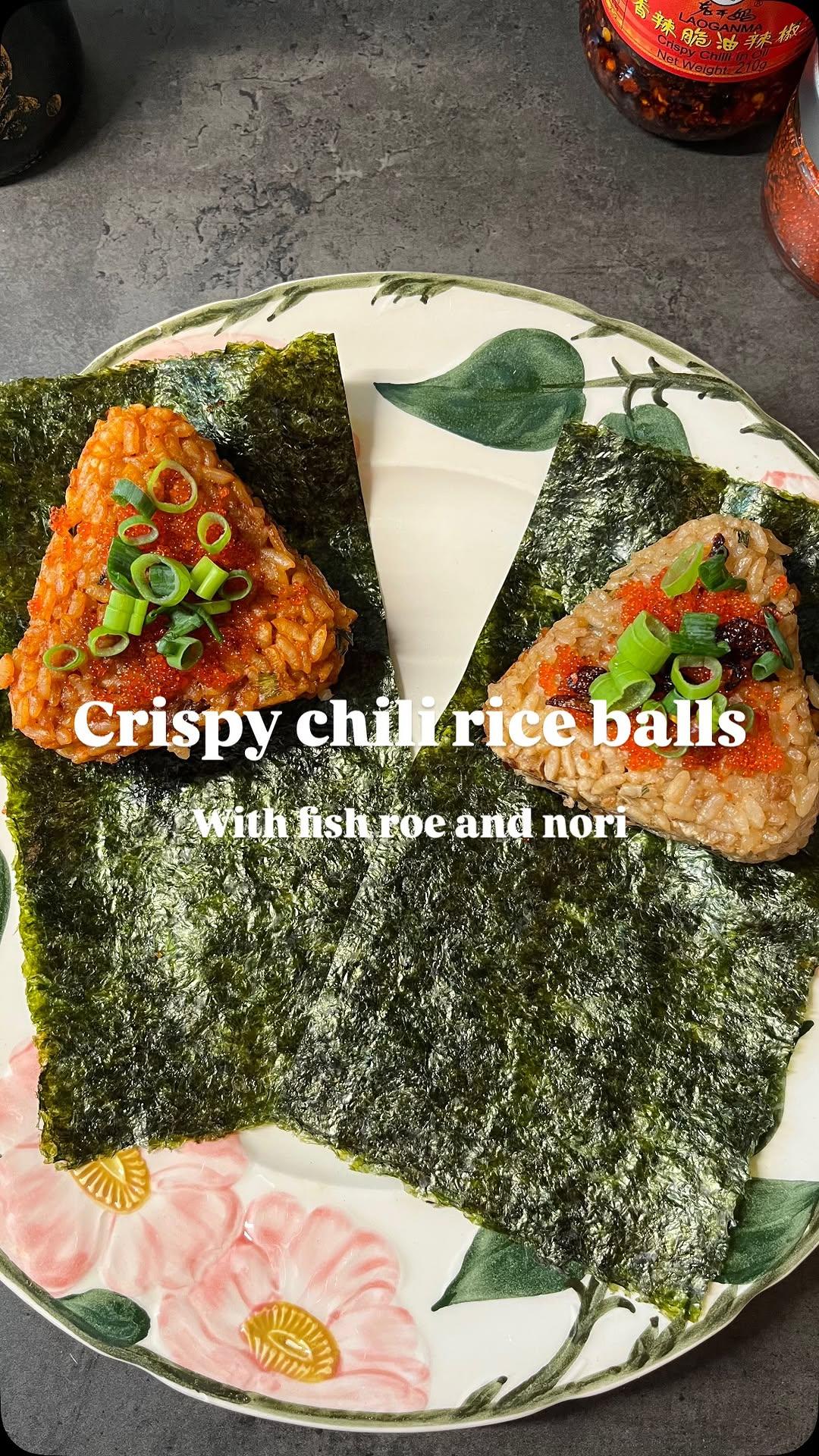Snelle rijstballen met nori, viskuit en chili-olie