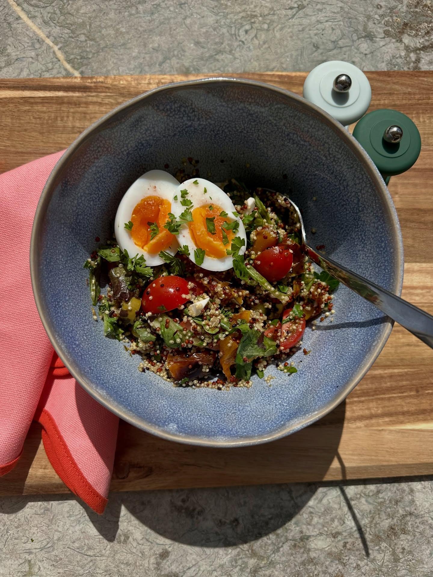 Mediterrane FODMAP-vriendelijke quinoa bowl