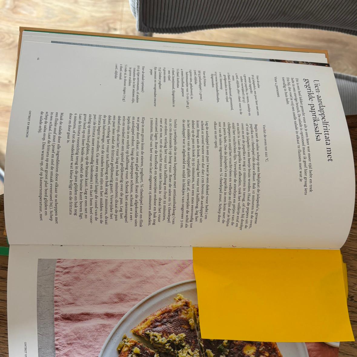 Uien aardappelfrittata met gegrilde paprikasalsa