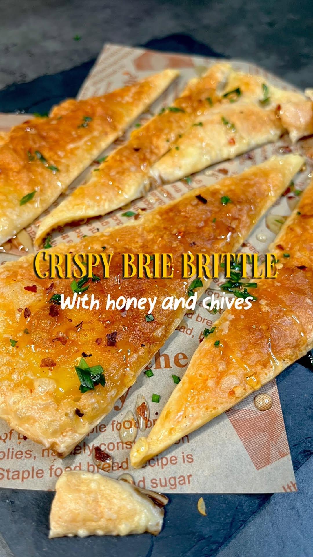 Knapperige brie crackers met honing en bieslook
