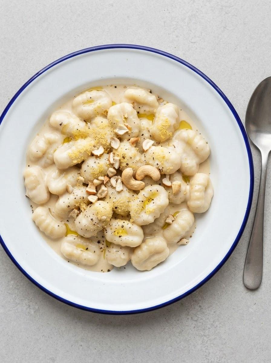 Vegan gnocchi in roomsaus