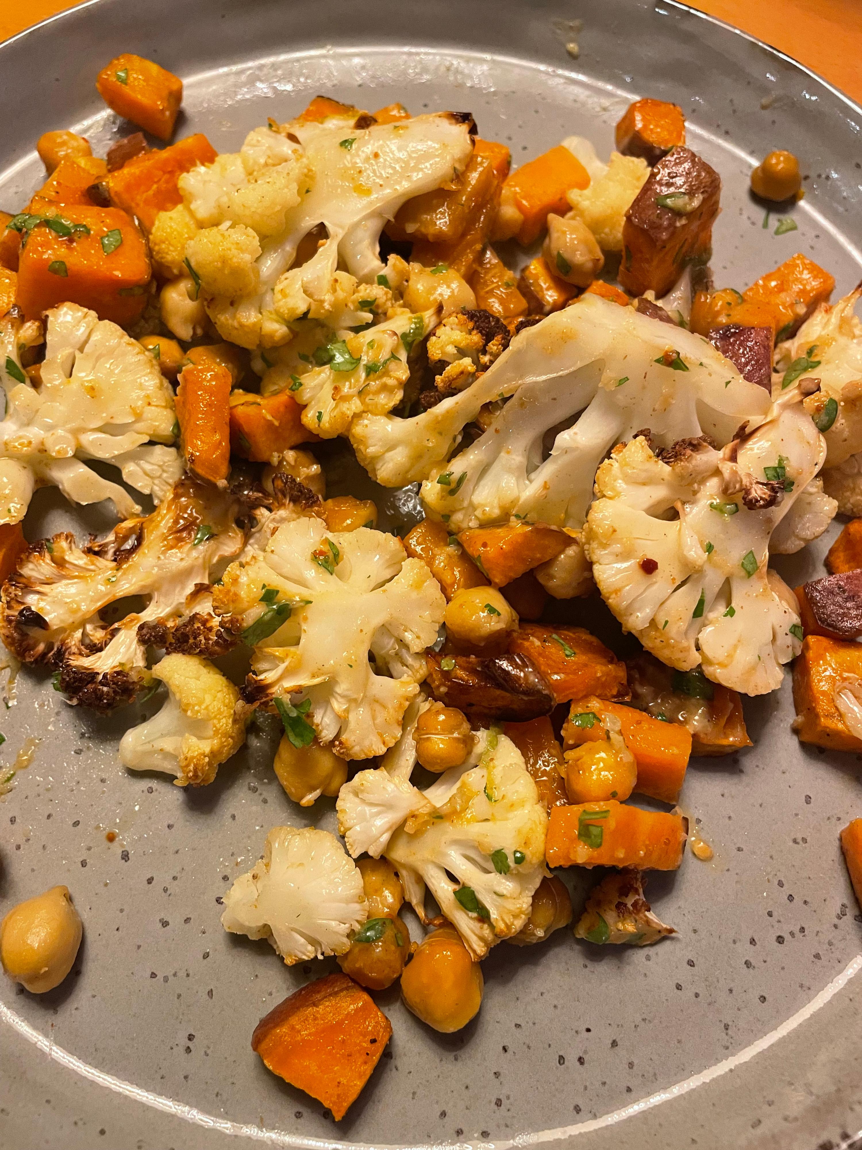 Zoete Aardappel Traybake met Pinda-Limoendressing