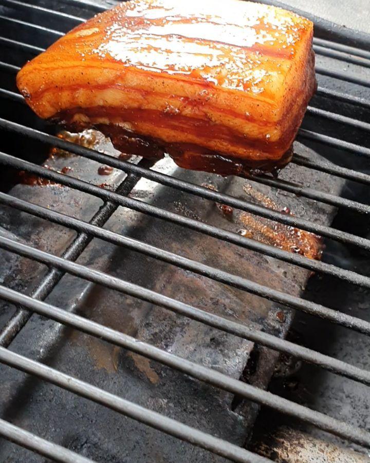 Oosterse buikspek van de BBQ