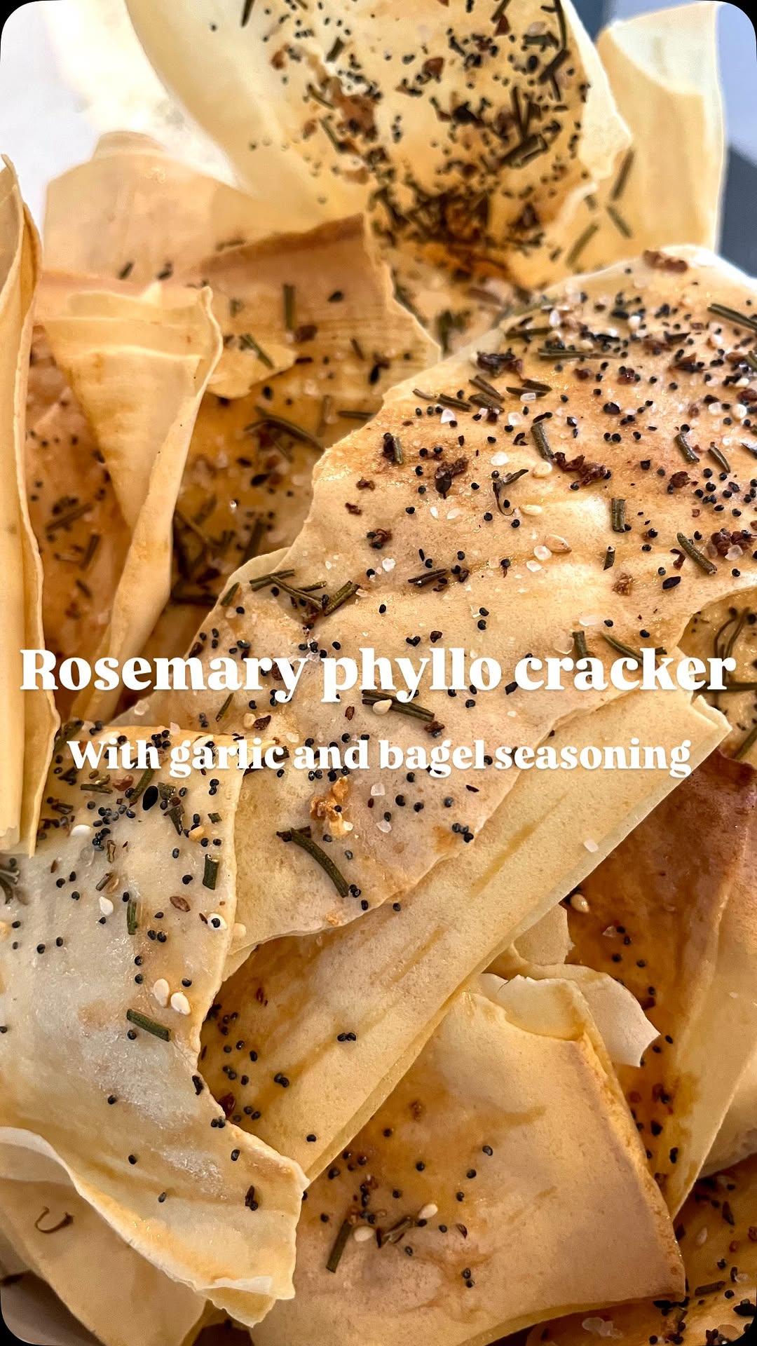 Krokante filodeeg crackers met rozemarijn, knoflook en everything bagel kruiden