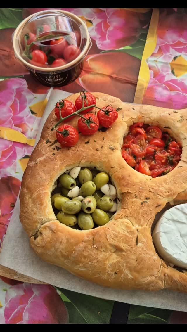 Focaccia borrelplank met Honingtomaten, tapenade en tomaat-zalmtartaar