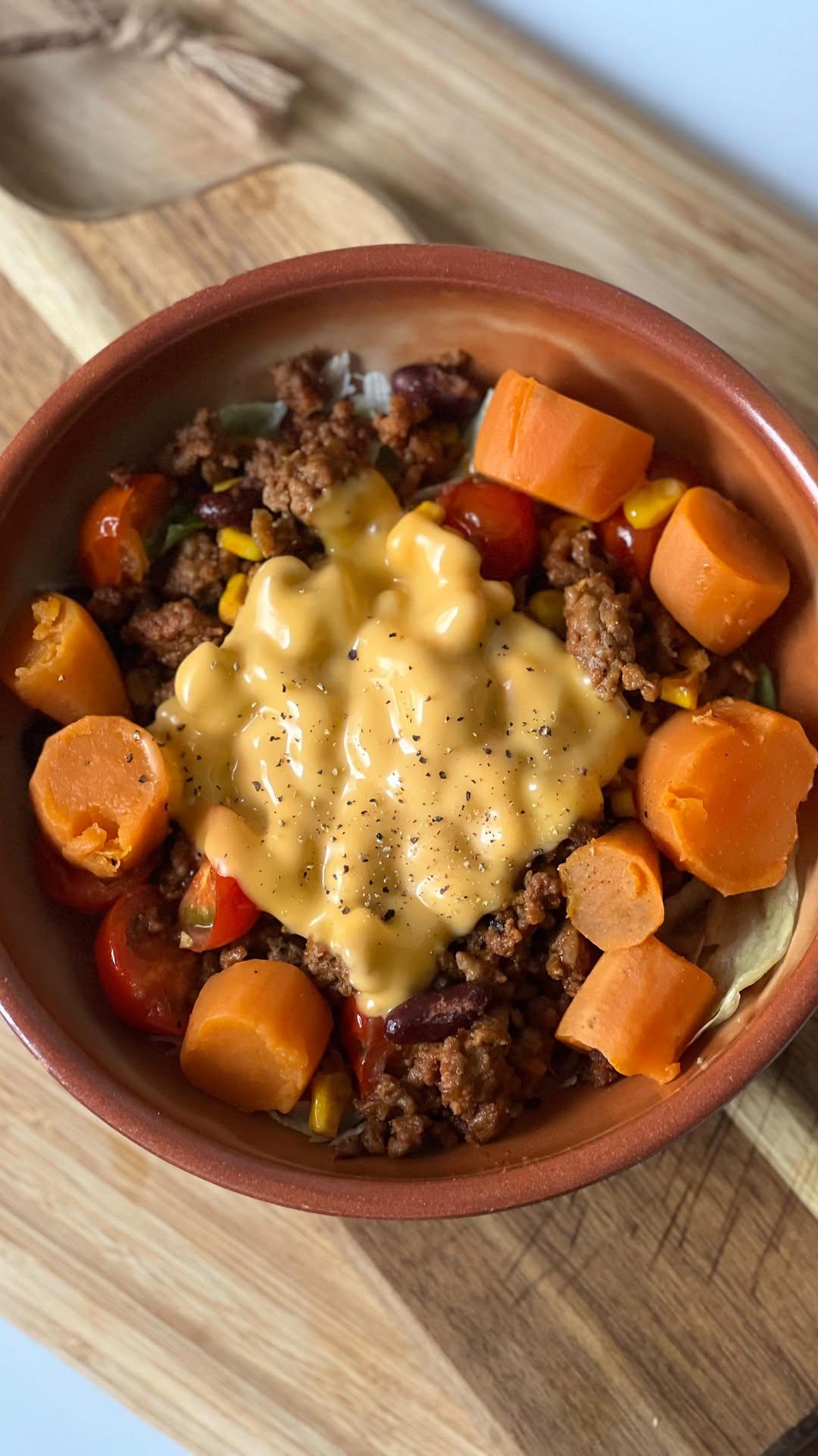 Mexican Bowl met zoete aardappel, gehakt en cheddar